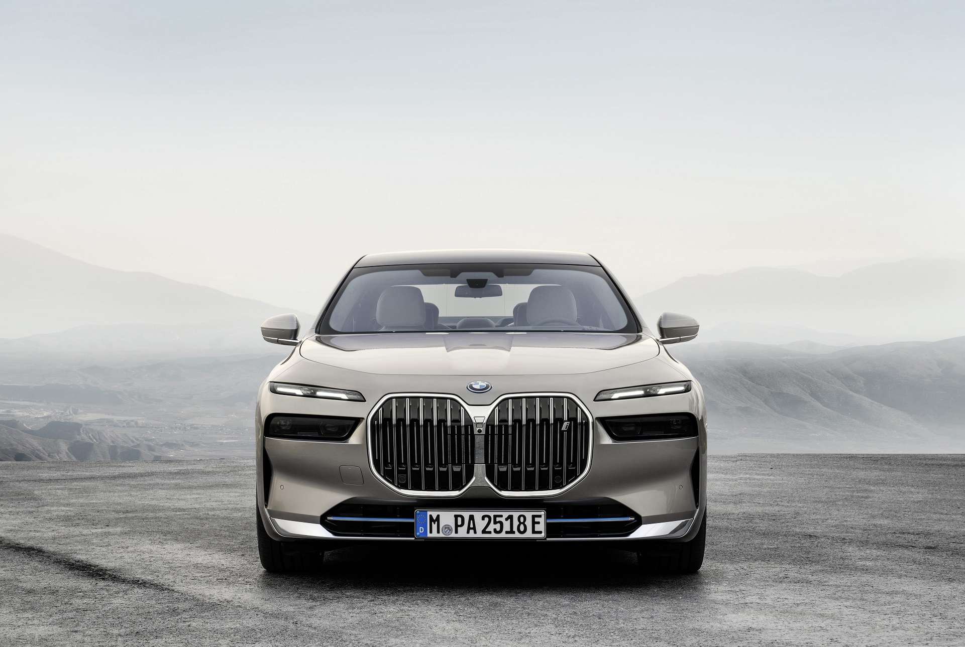 Download 2023 BMW i7 xDrive60 - Front HD Wallpaper 1921x1289 #12