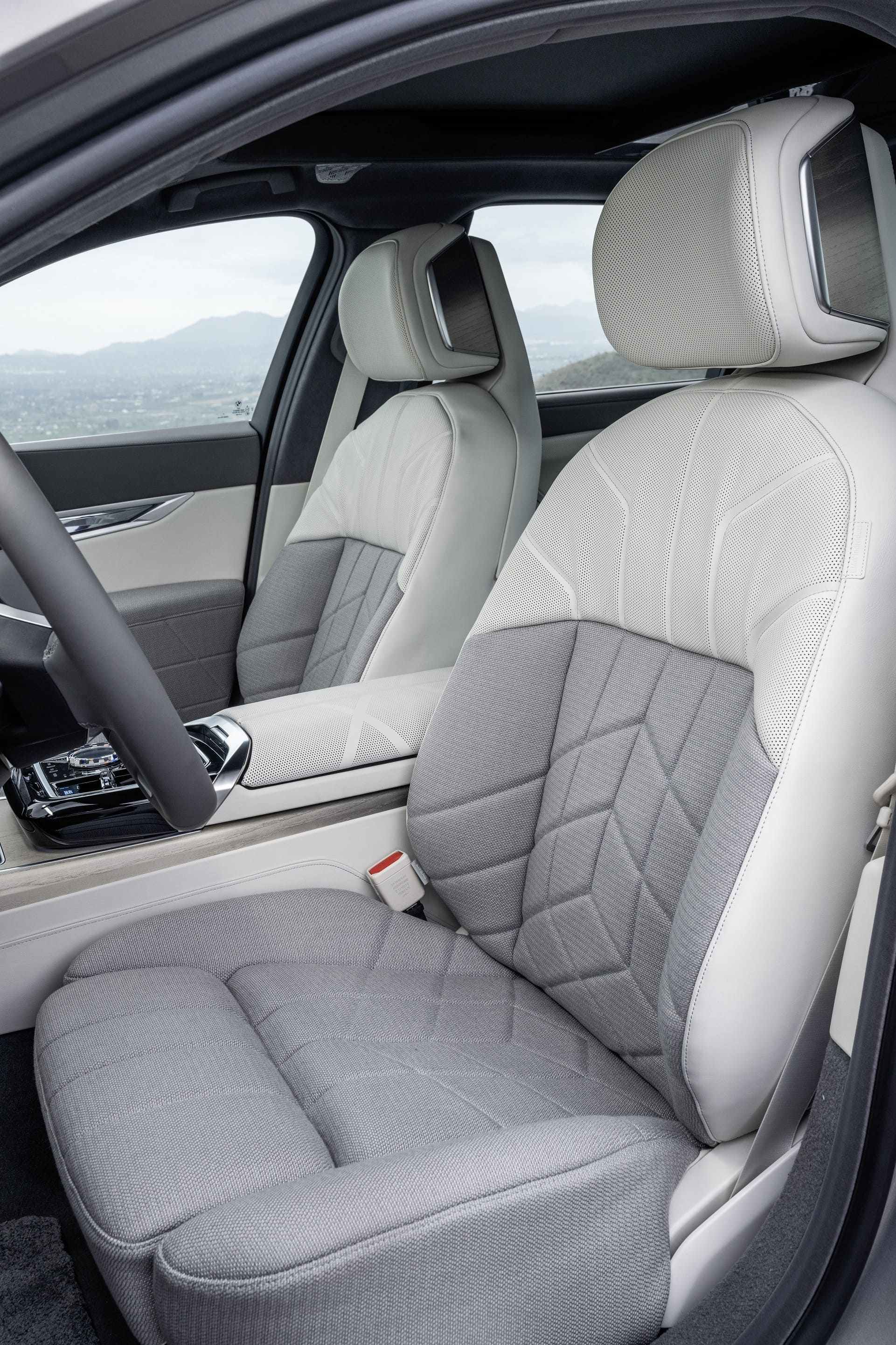 Download 2023 BMW i7 xDrive60 - Interior, Front Seats HD Phone Wallpaper 1921x2881 #65