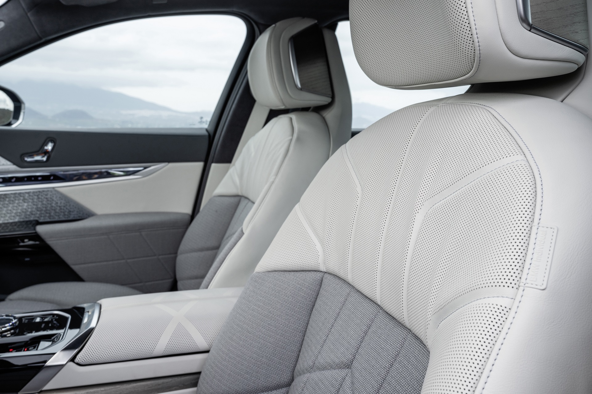 Download 2023 BMW i7 xDrive60 - Interior, Front Seats HD Wallpaper 1921x1280 #66