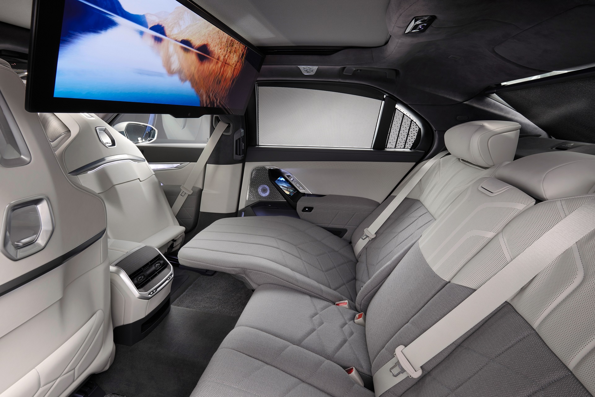 Download 2023 BMW i7 xDrive60 - Interior, Rear Seats HD Wallpaper 1921x1281 #72