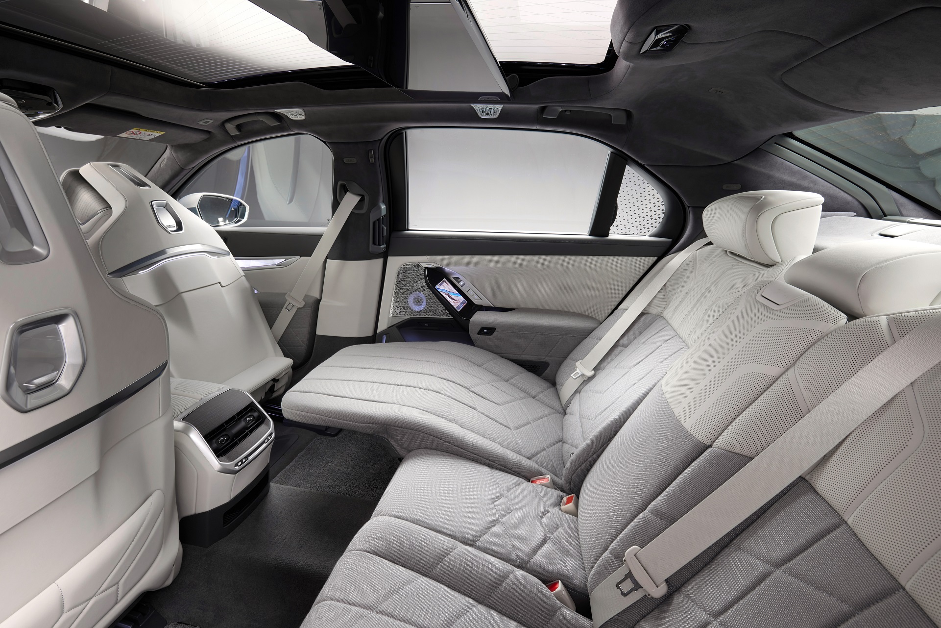 Download 2023 BMW i7 xDrive60 - Interior, Rear Seats HD Wallpaper 1921x1281 #73