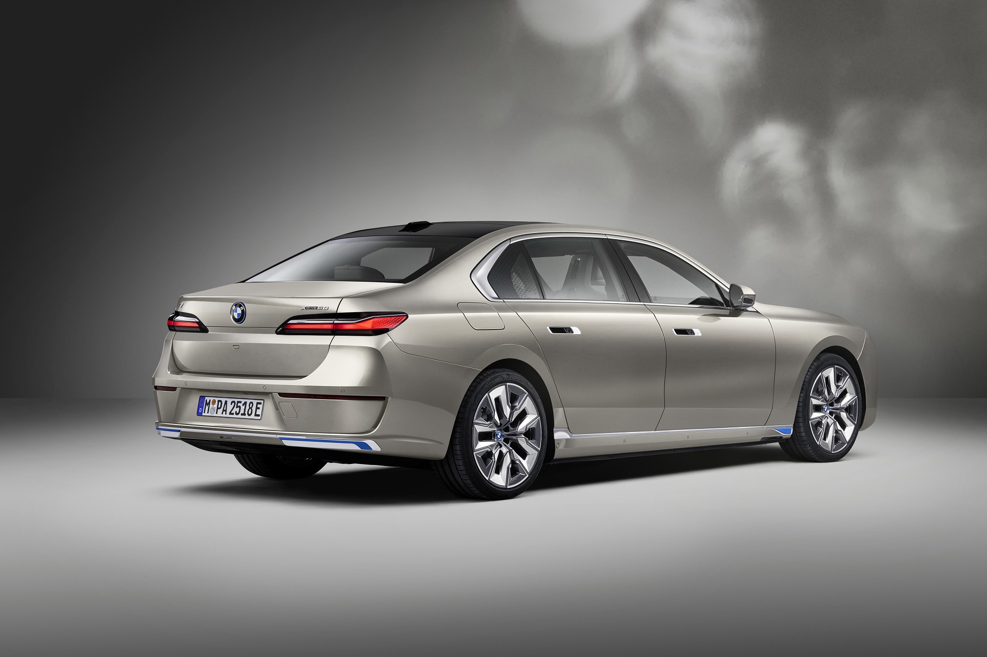 Download 2023 BMW i7 xDrive60 - Rear Three-Quarter HD Wallpaper 1921x1280 #28