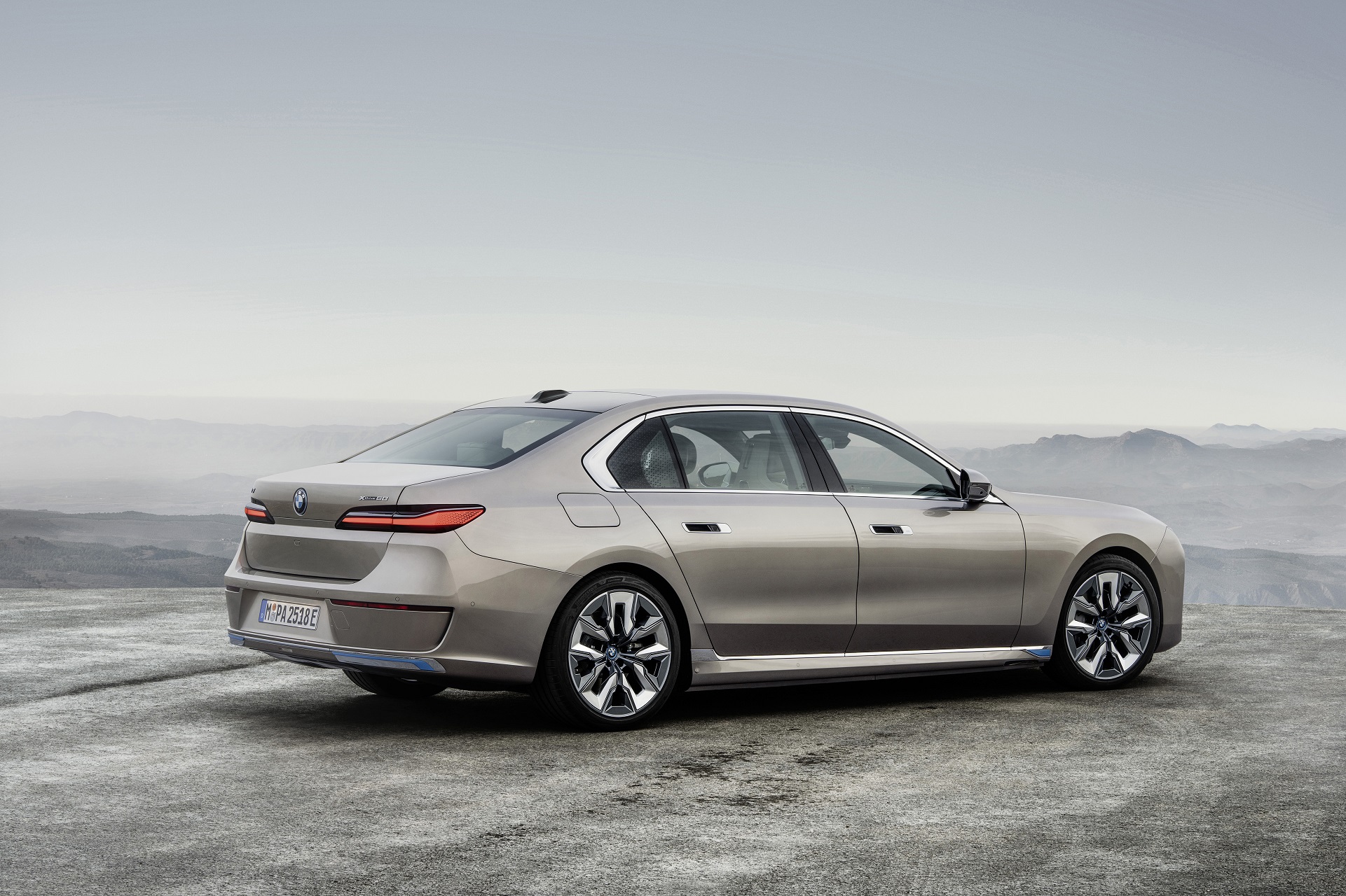 Download 2023 BMW i7 xDrive60 - Rear Three-Quarter HD Wallpaper 1921x1280 #14