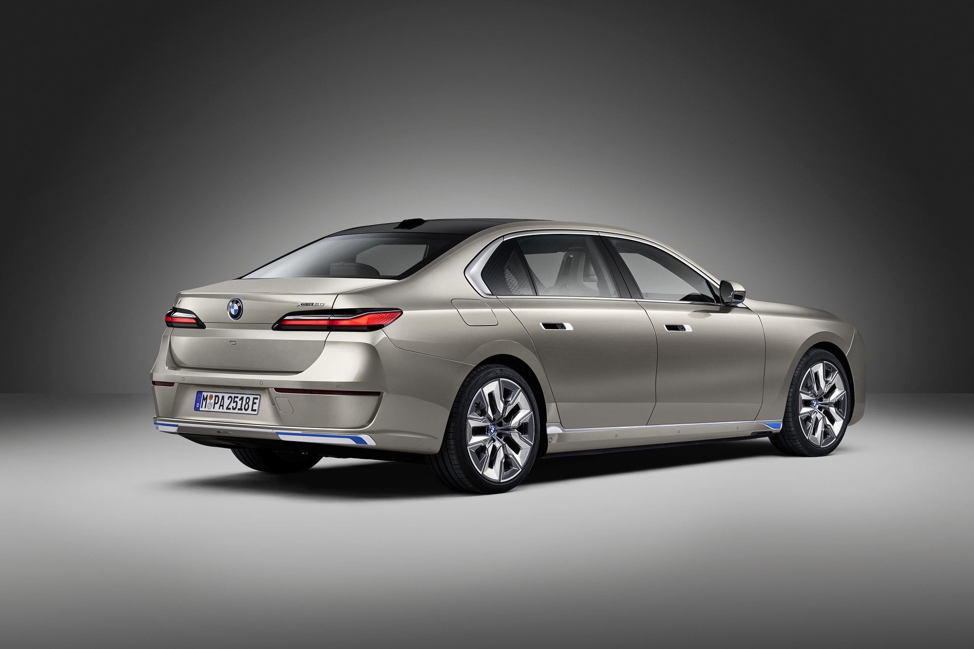 Download 2023 BMW i7 xDrive60 - Rear Three-Quarter HD Wallpaper 1921x1280 #29