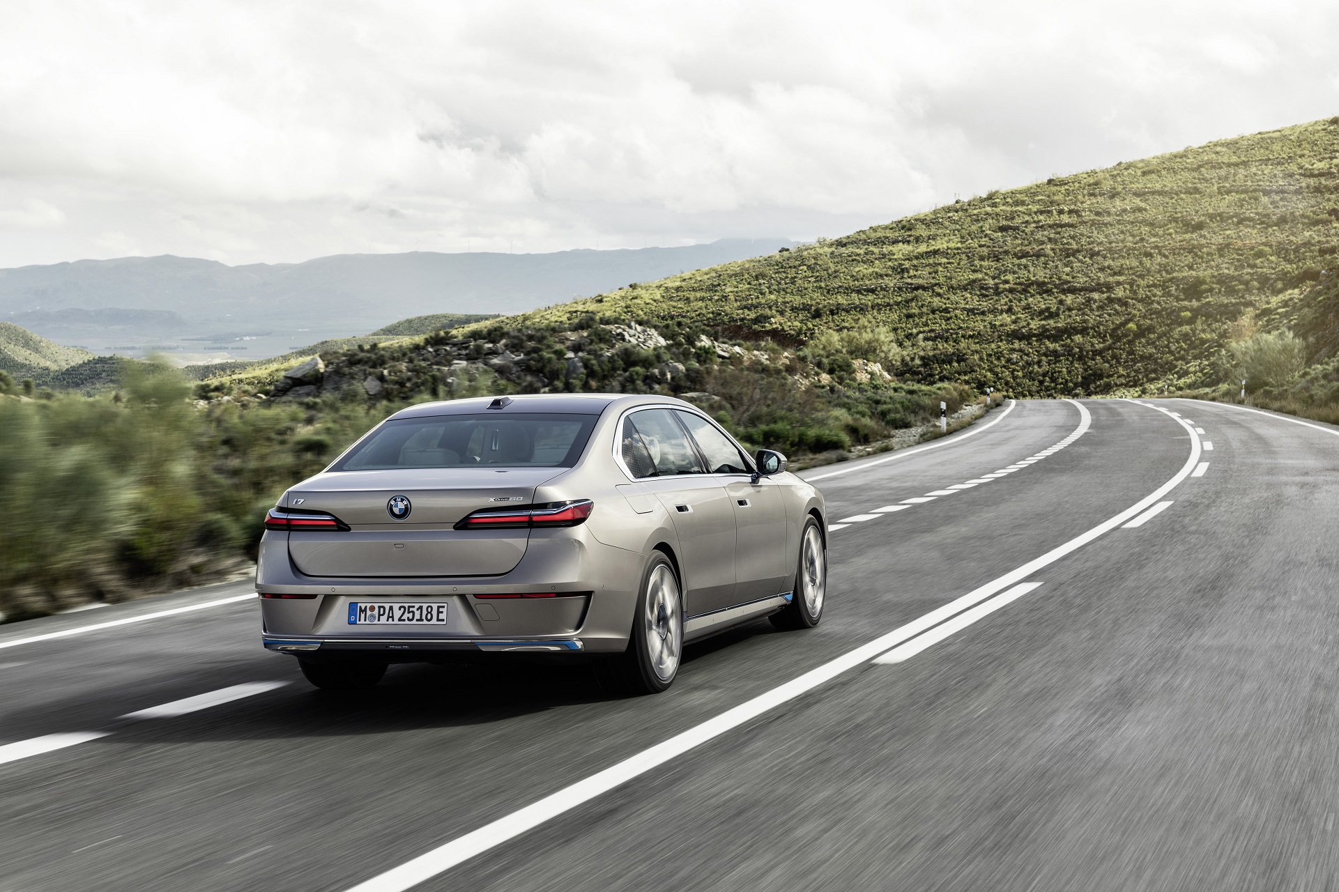 Download 2023 BMW i7 xDrive60 - Rear HD Wallpaper 1921x1280 #5