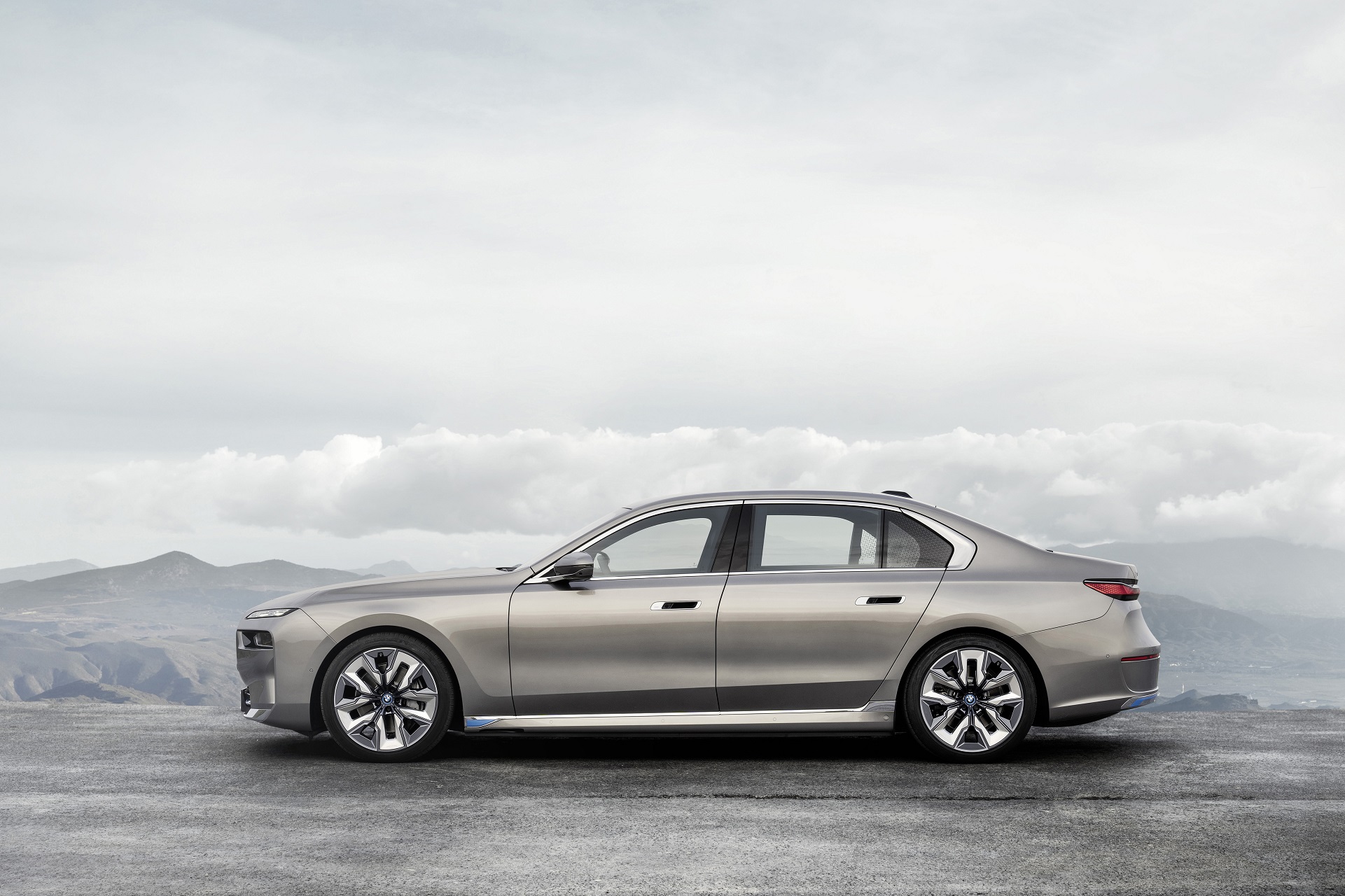Download 2023 BMW i7 xDrive60 - Side HD Wallpaper 1921x1280 #16