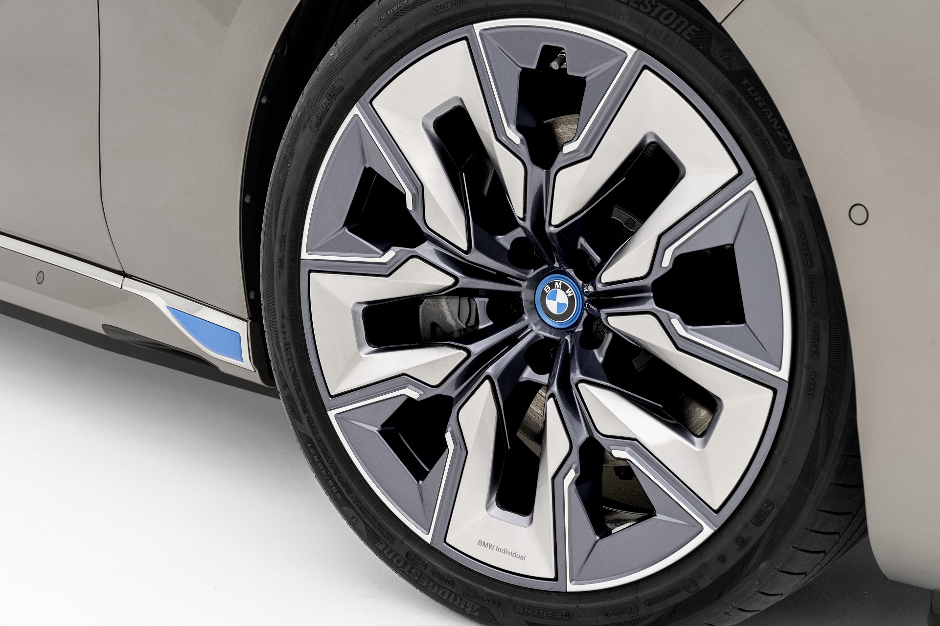 Download 2023 BMW i7 xDrive60 - Wheel HD Wallpaper 1921x1280 #36
