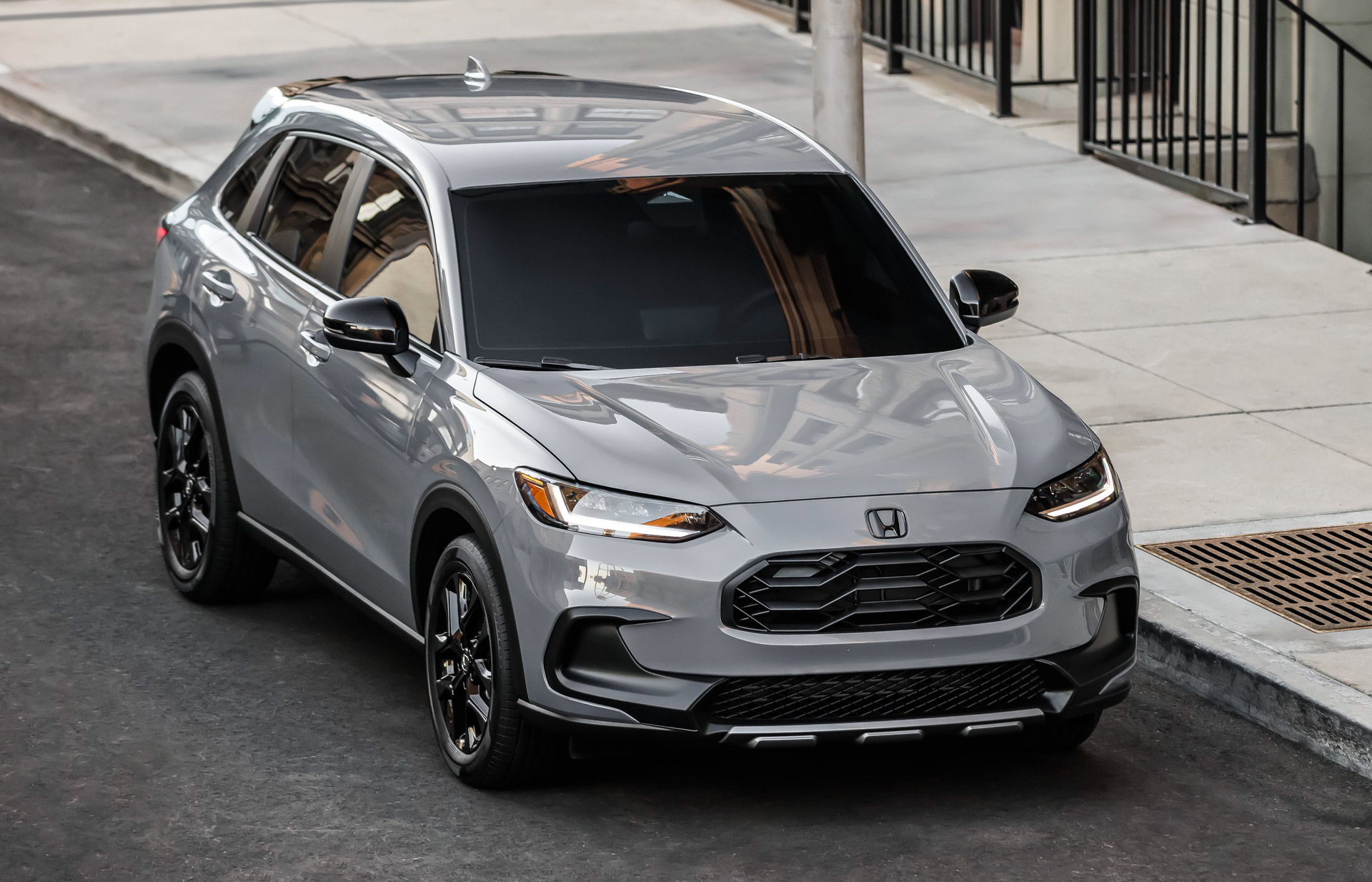 Download 2023 Honda HR-V Sport - US version - Front Three-Quarter HD Wallpaper 1920x1234 #3
