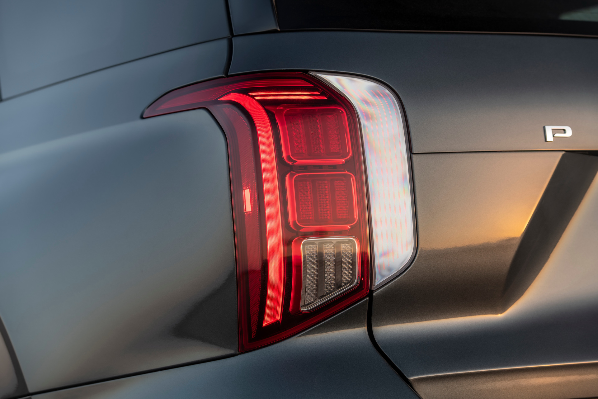 Download 2023 Hyundai Palisade - Tail Light HD Wallpaper 1921x1281 #37