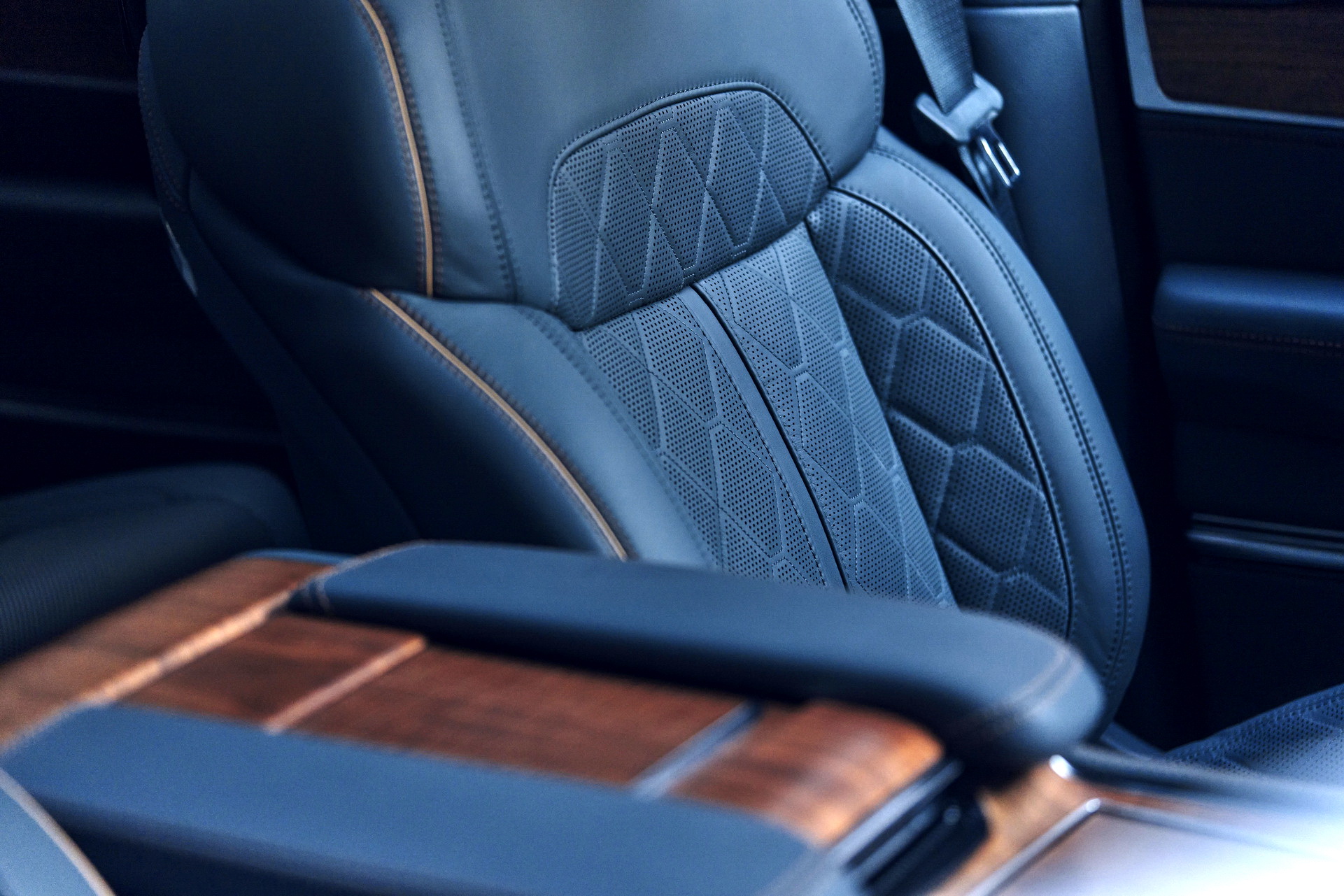 Download 2023 Jeep Grand Wagoneer L - Interior, Detail HD Wallpaper 1921x1281 #127