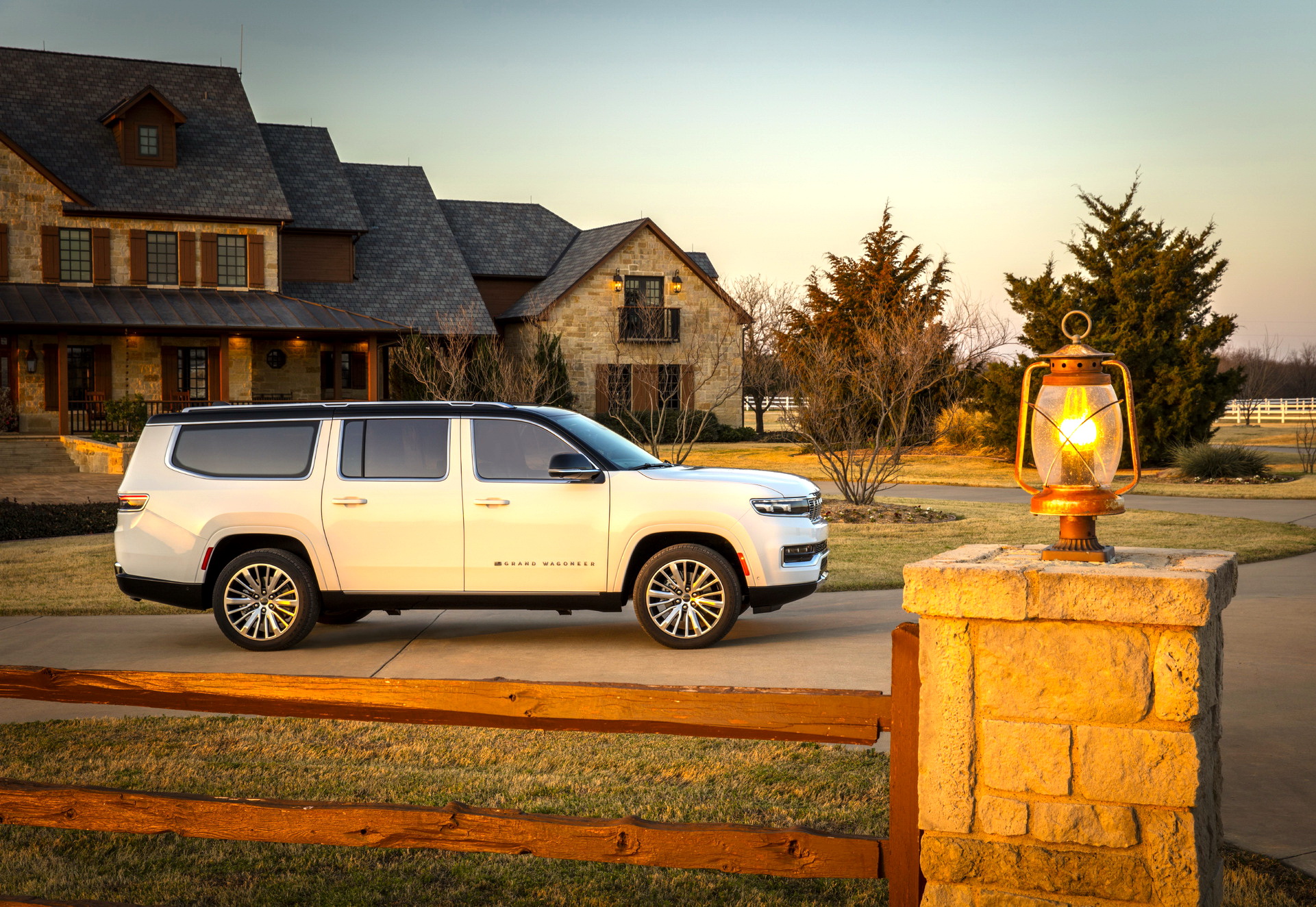 Download 2023 Jeep Grand Wagoneer L - Side HD Wallpaper 1921x1324 #5