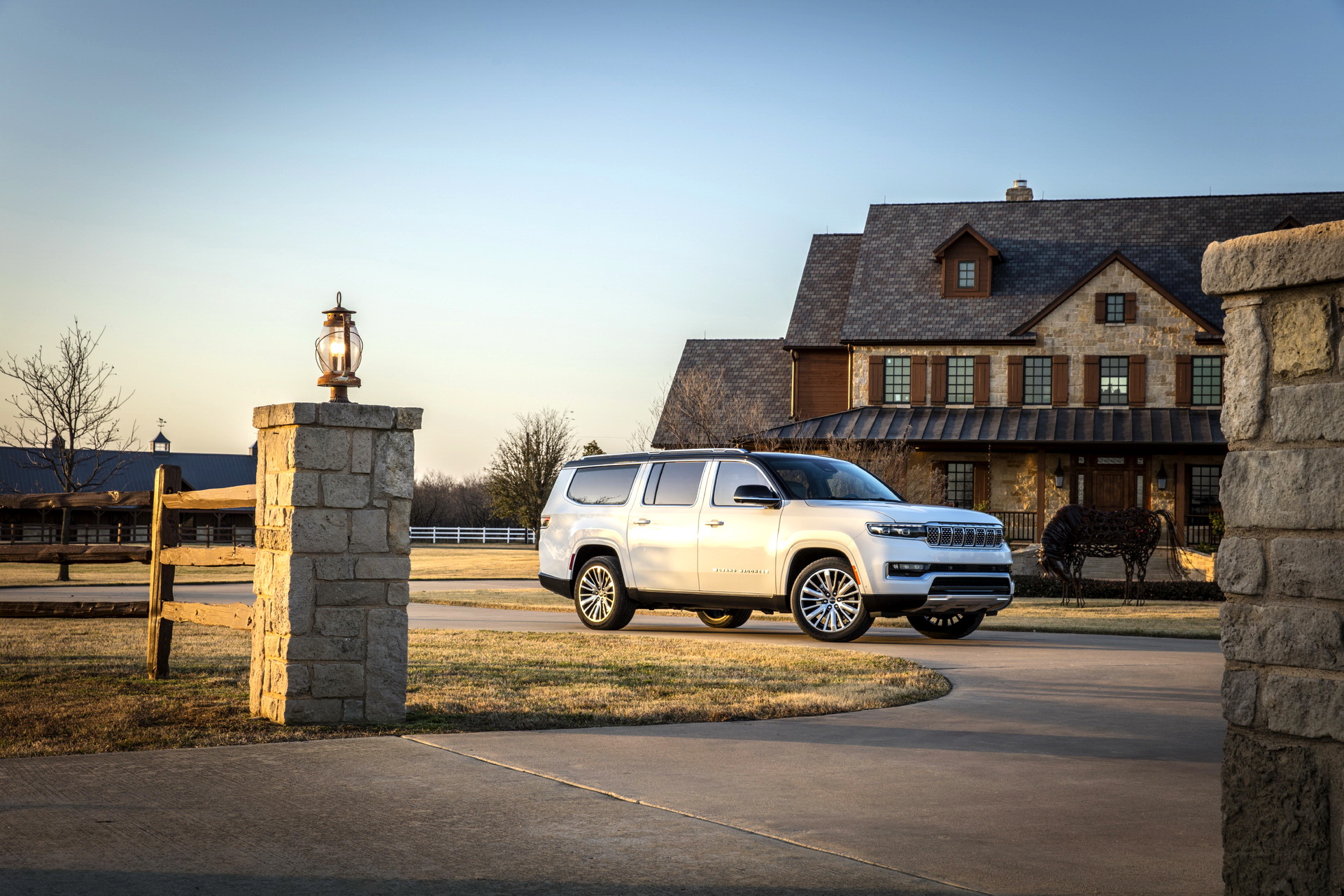 Download 2023 Jeep Grand Wagoneer L - Side HD Wallpaper 1921x1281 #10