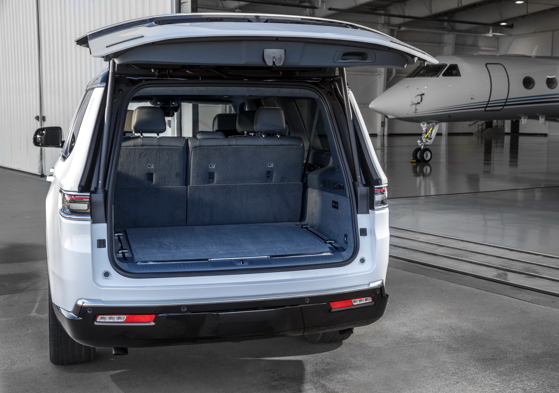 Download 2023 Jeep Grand Wagoneer L - Trunk HD Wallpaper 1921x1352 #49