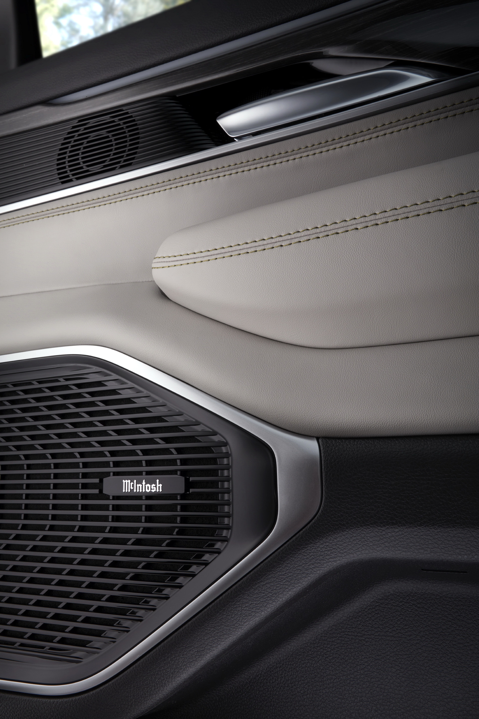Download 2023 Jeep Wagoneer L - Interior, Detail HD Phone Wallpaper 1921x2882 #49