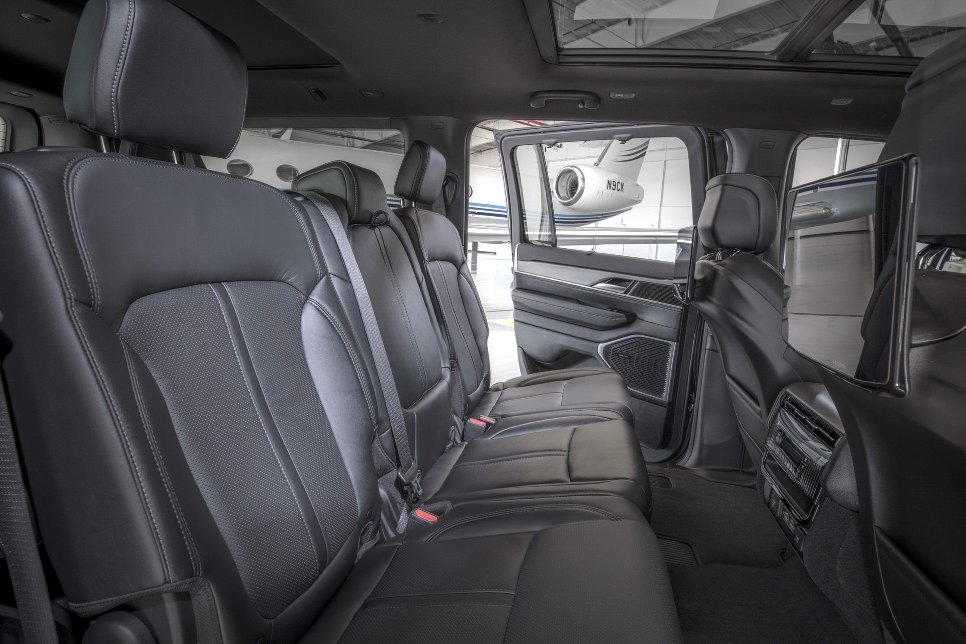 Download 2023 Jeep Wagoneer L - Interior, Rear Seats HD Wallpaper 1921x1281 #37