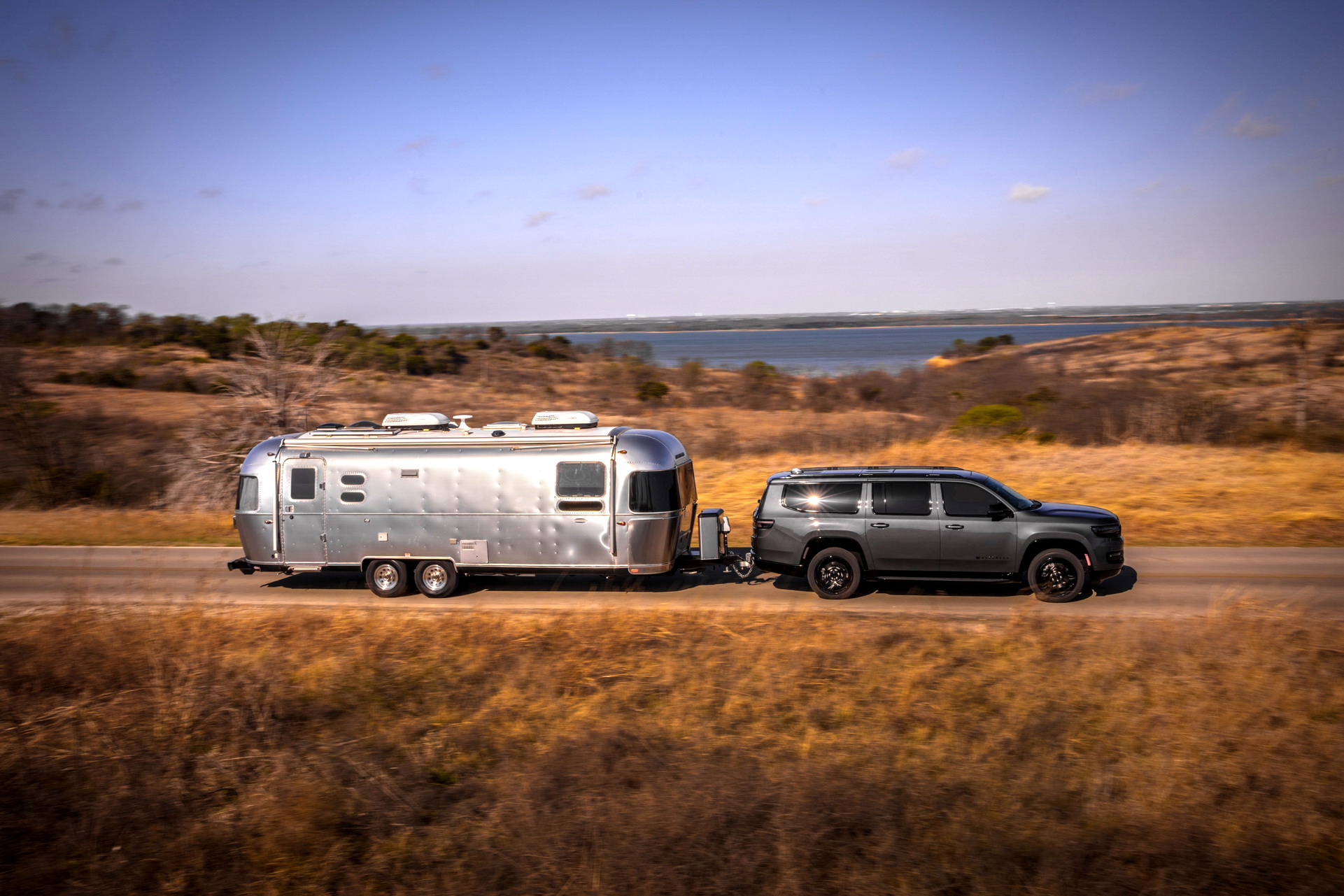 Download 2023 Jeep Wagoneer L - Towing a Trailer HD Wallpaper 1921x1281 #9