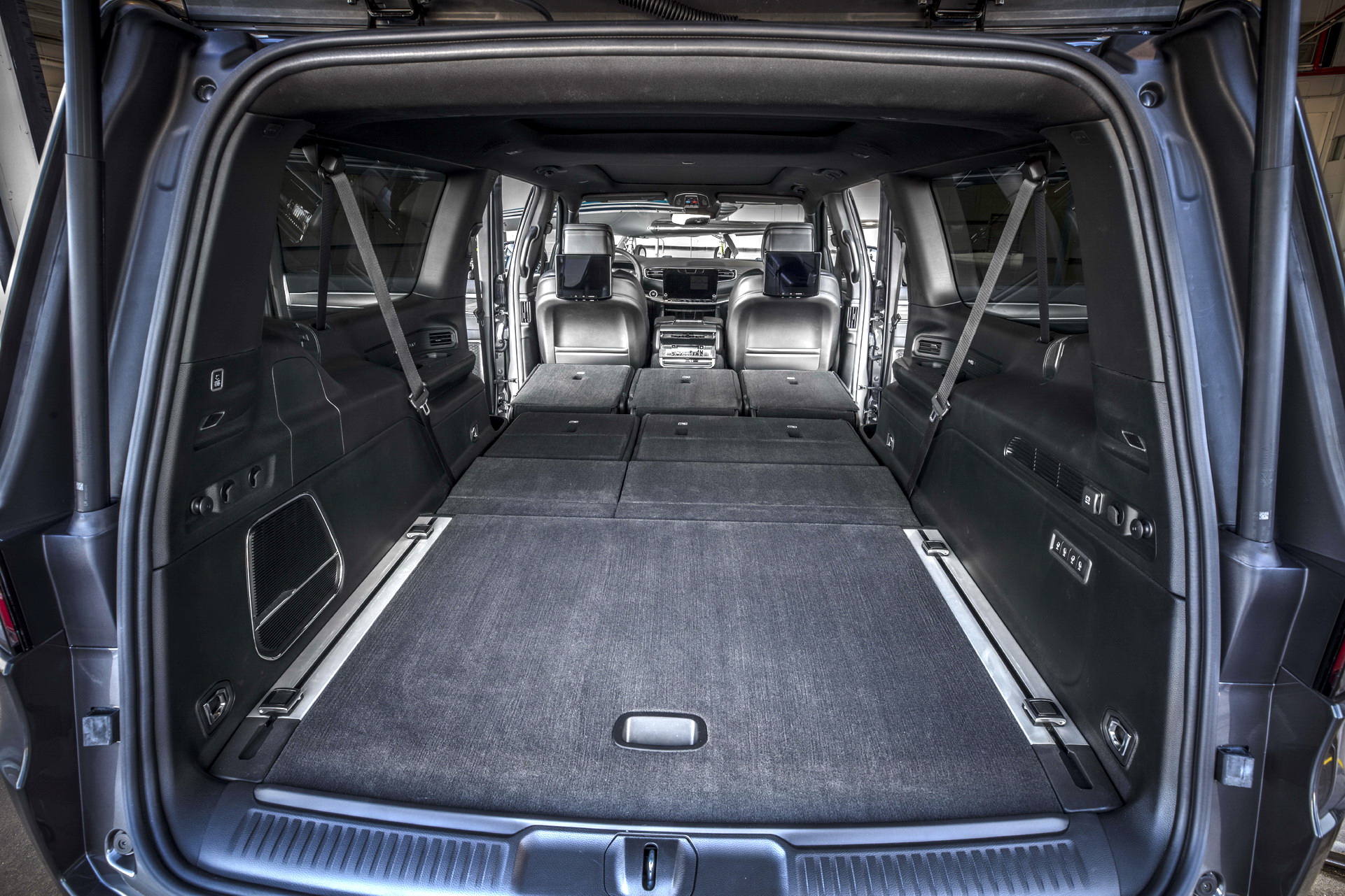 Download 2023 Jeep Wagoneer L - Trunk HD Wallpaper 1921x1281 #40