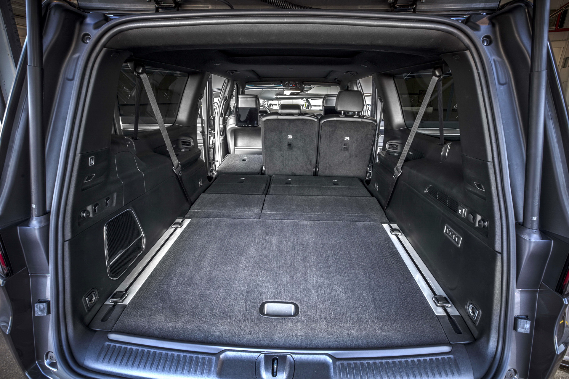 Download 2023 Jeep Wagoneer L - Trunk HD Wallpaper 1921x1281 #41