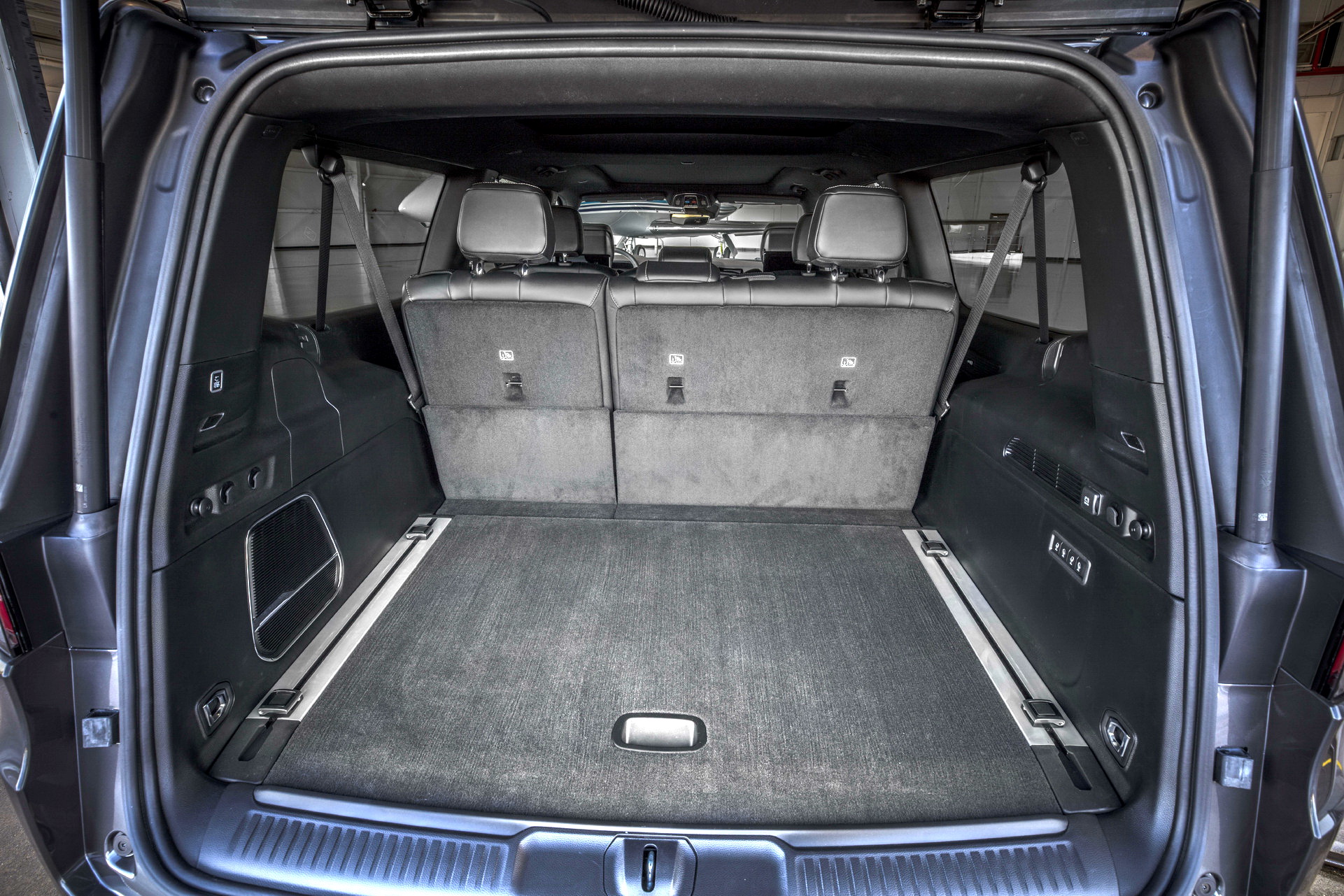Download 2023 Jeep Wagoneer L - Trunk HD Wallpaper 1921x1281 #42