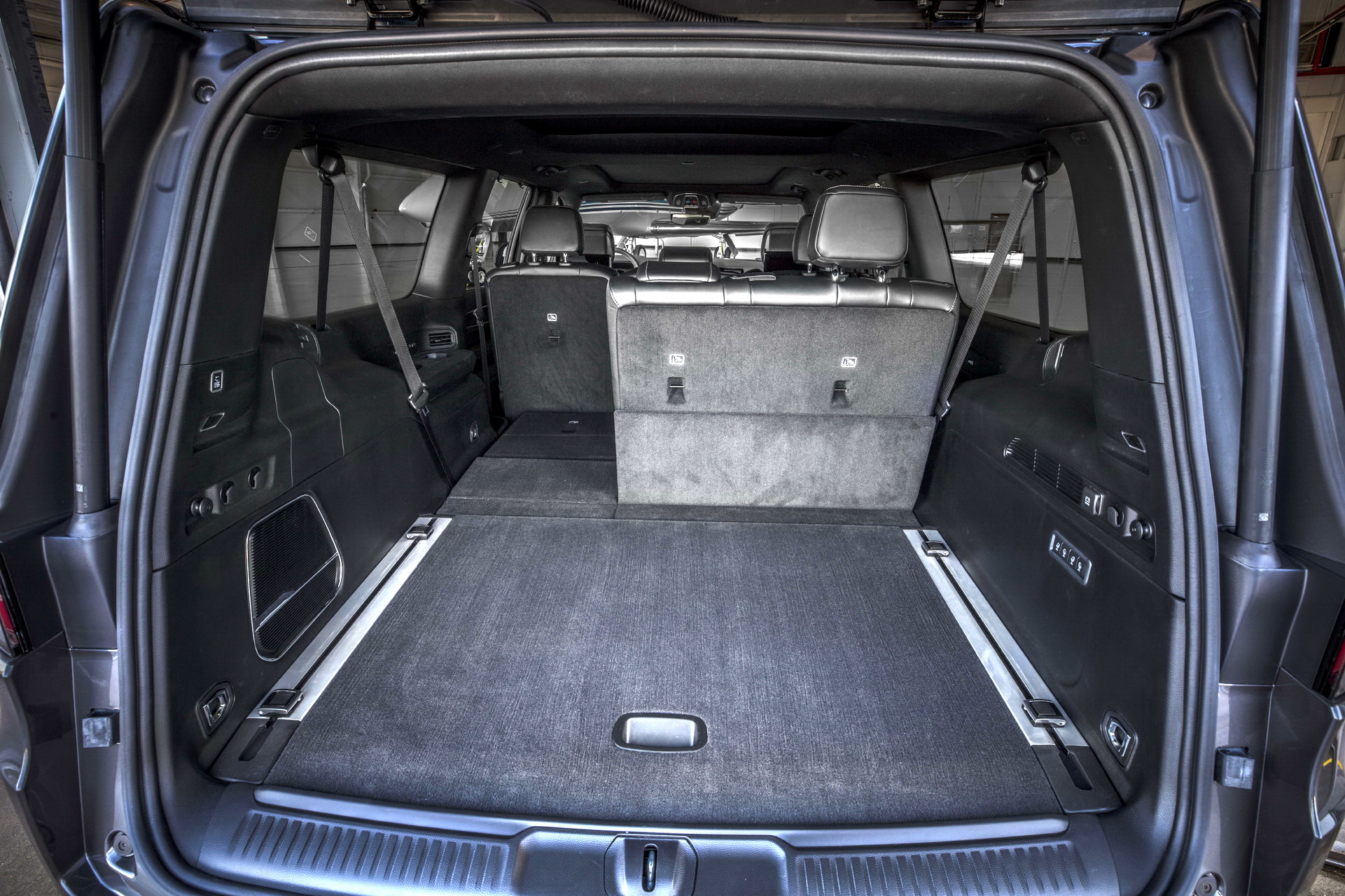 Download 2023 Jeep Wagoneer L - Trunk HD Wallpaper 1921x1281 #43