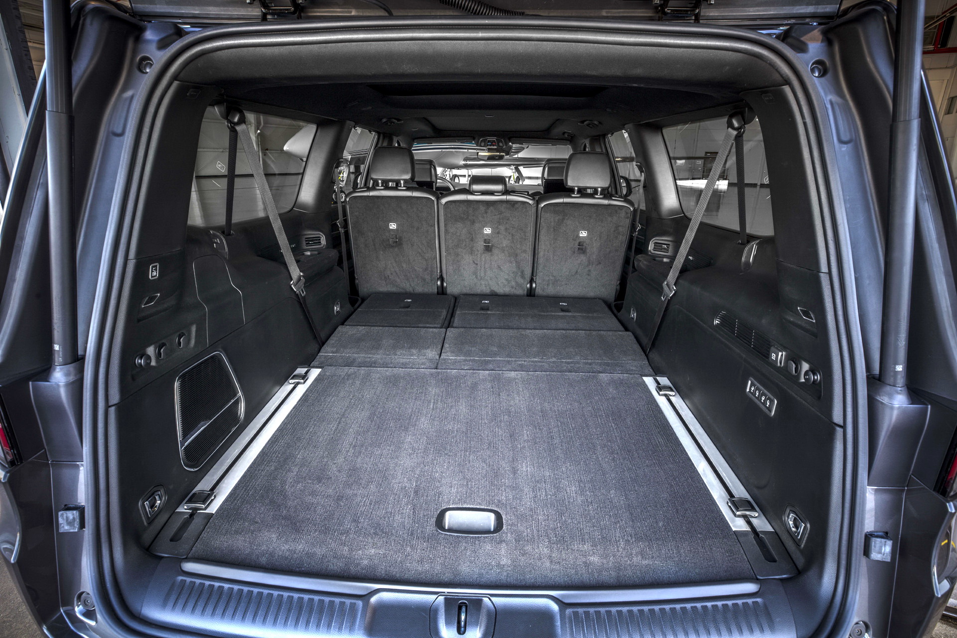 Download 2023 Jeep Wagoneer L - Trunk HD Wallpaper 1921x1281 #44