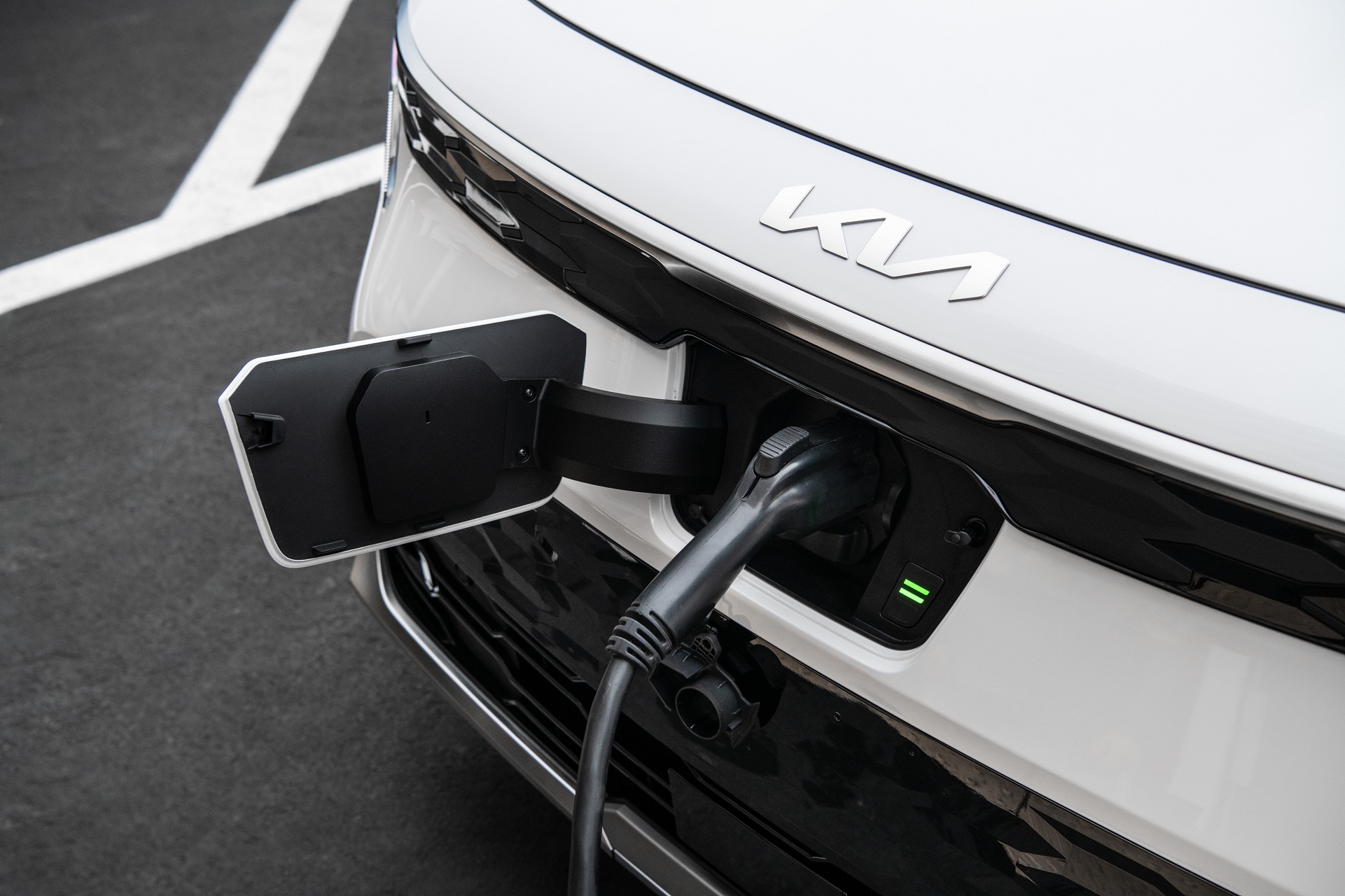 Download 2023 Kia Niro - Charging HD Wallpaper 1921x1280 #14