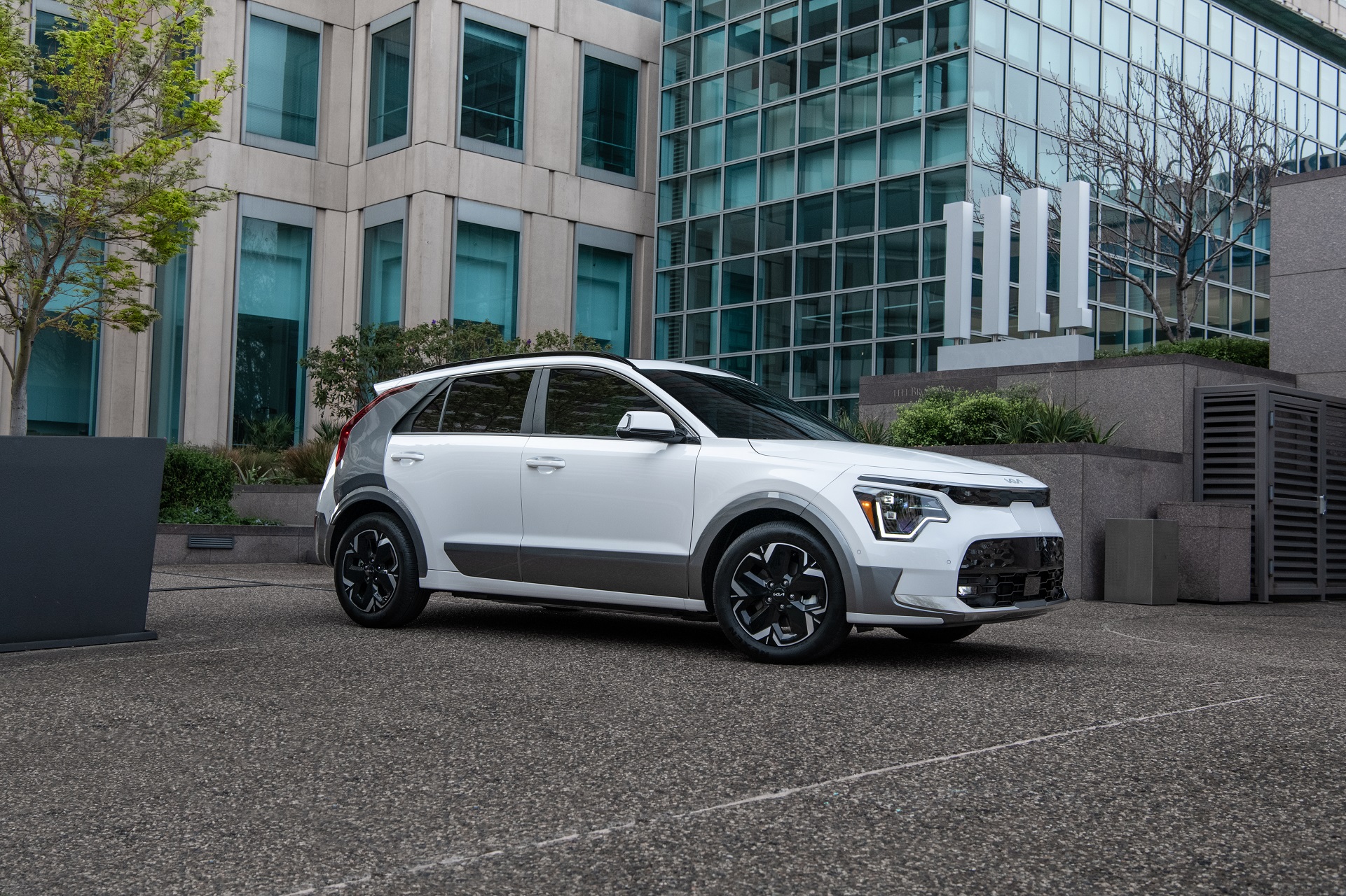 Download 2023 Kia Niro - Front Three-Quarter HD Wallpaper 1921x1280 #31