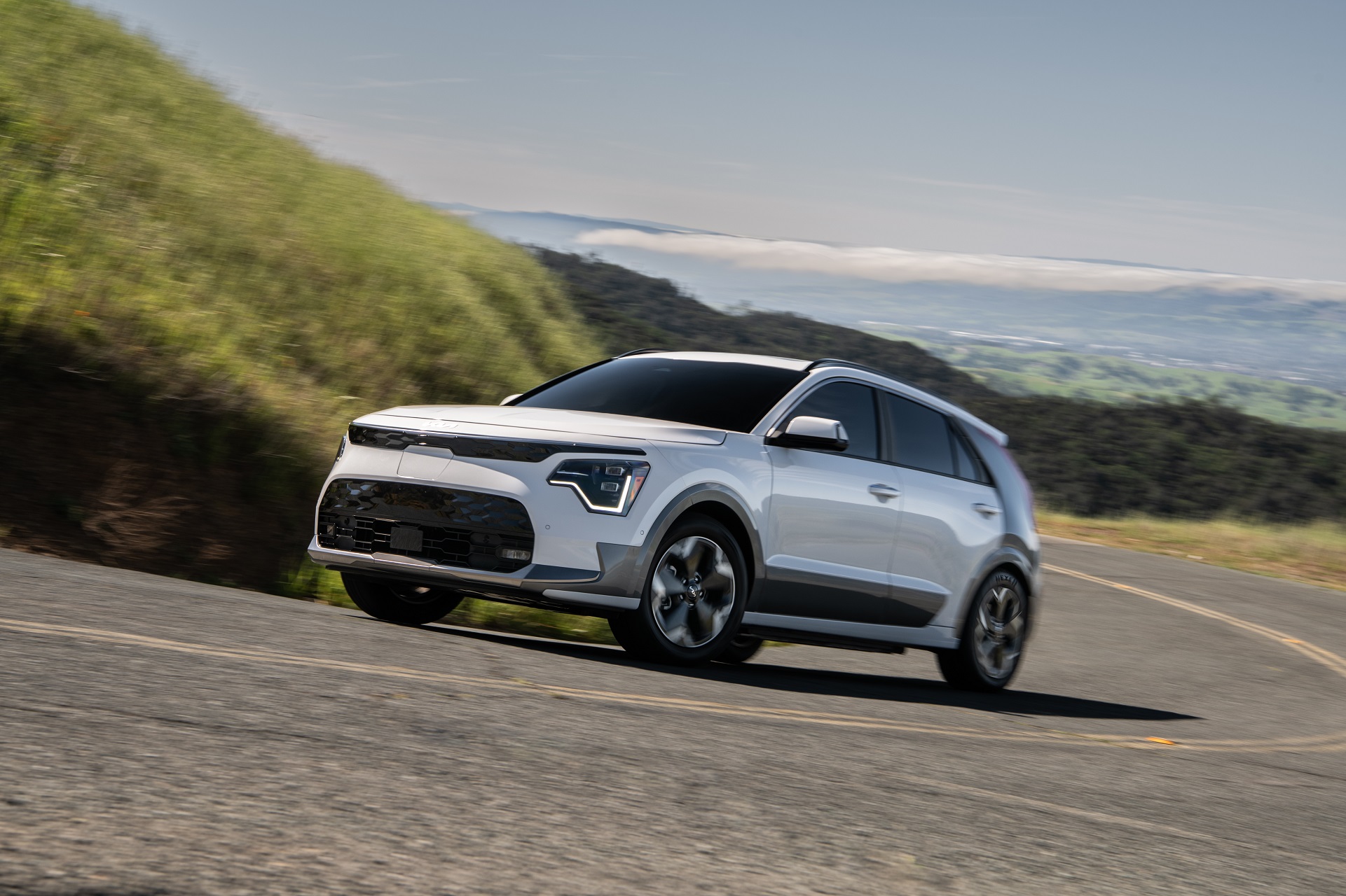 Download 2023 Kia Niro - Front Three-Quarter HD Wallpaper 1921x1280 #26