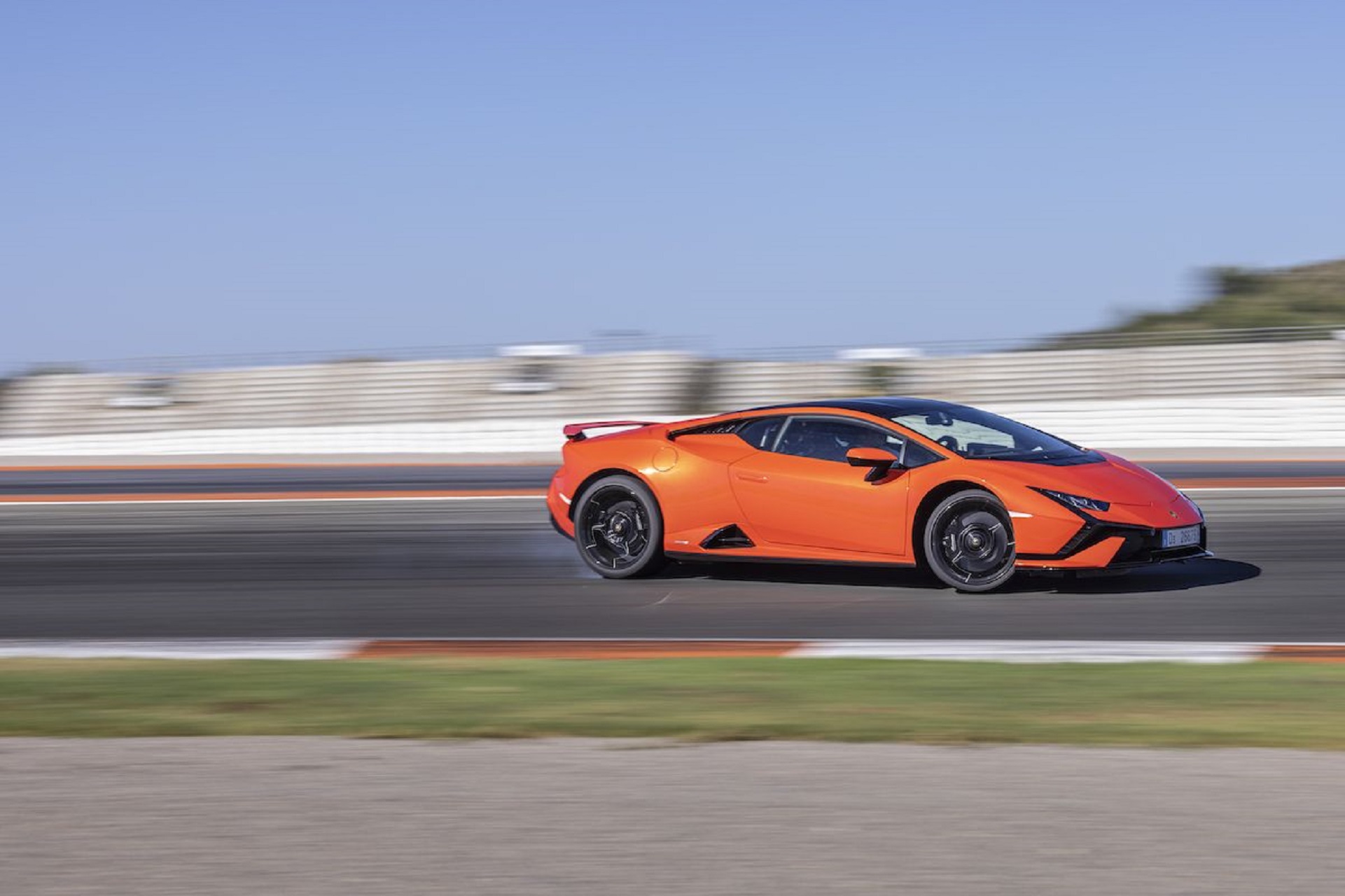 Download 2023 Lamborghini Huracán Tecnica - Front Three-Quarter HD Wallpaper 1921x1280 #99