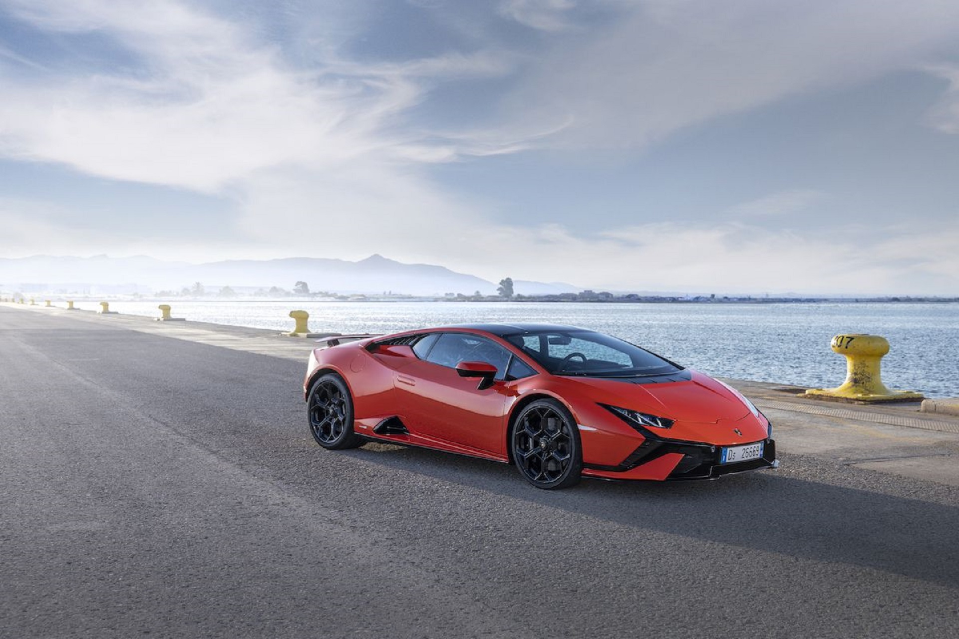 Download 2023 Lamborghini Huracán Tecnica - Front Three-Quarter HD Wallpaper 1921x1280 #164
