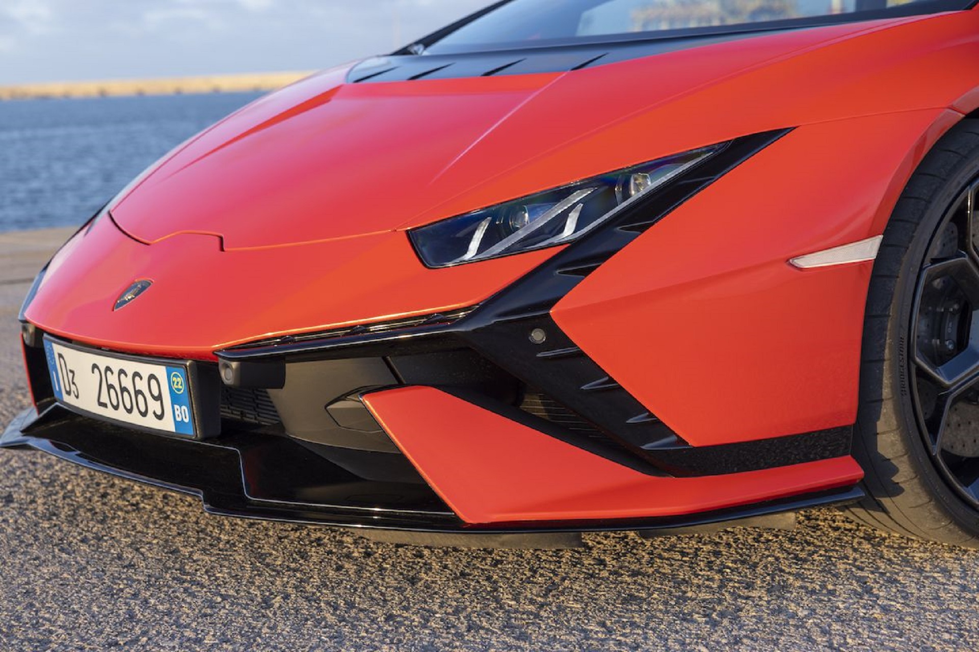 Download 2023 Lamborghini Huracán Tecnica - Front HD Wallpaper 1921x1280 #181