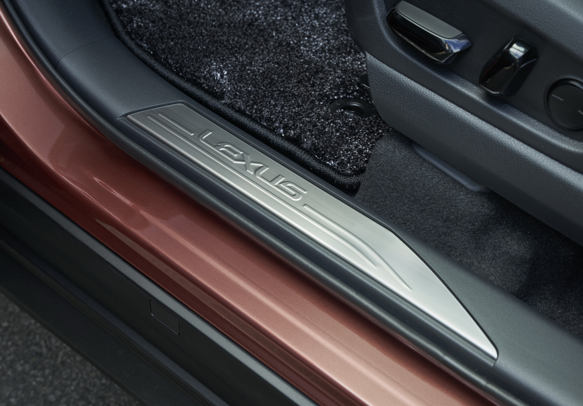 Download 2023 Lexus RZ 450e - Door Sill HD Wallpaper 1921x1337 #36