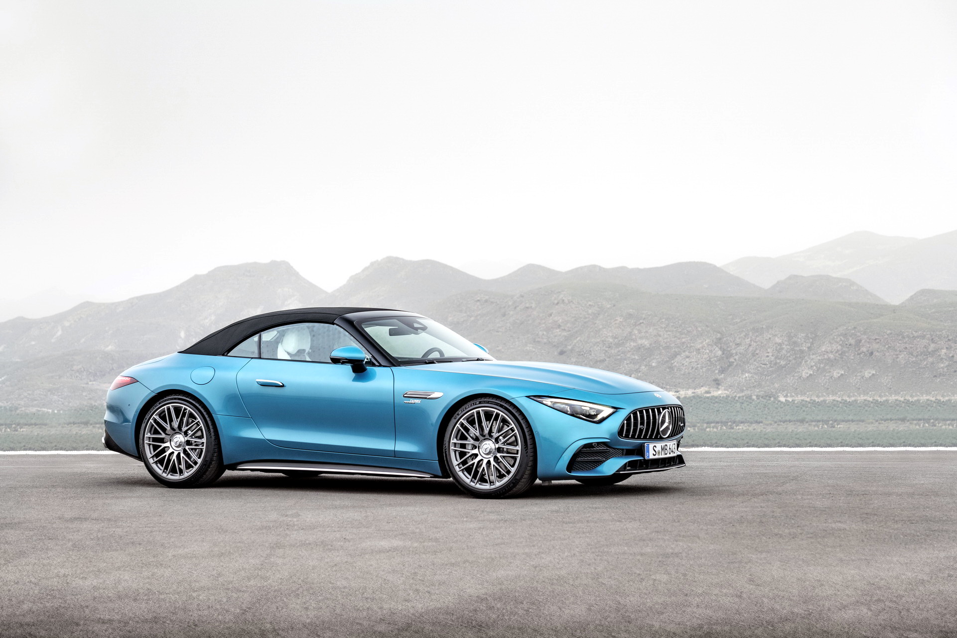 Download 2023 Mercedes-AMG SL 43 - Front Three-Quarter HD Wallpaper 1921x1281 #18