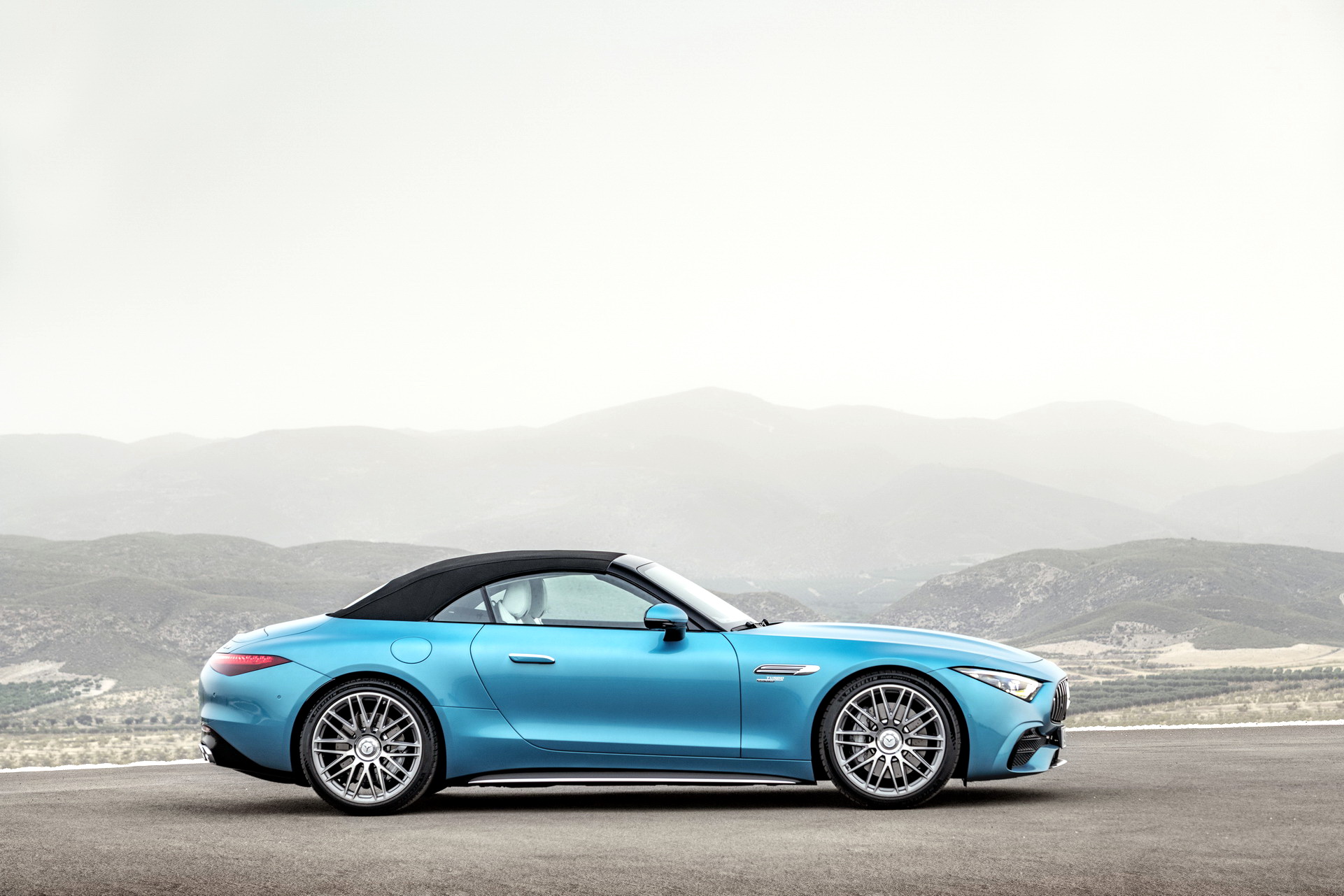Download 2023 Mercedes-AMG SL 43 - Side HD Wallpaper 1921x1281 #27