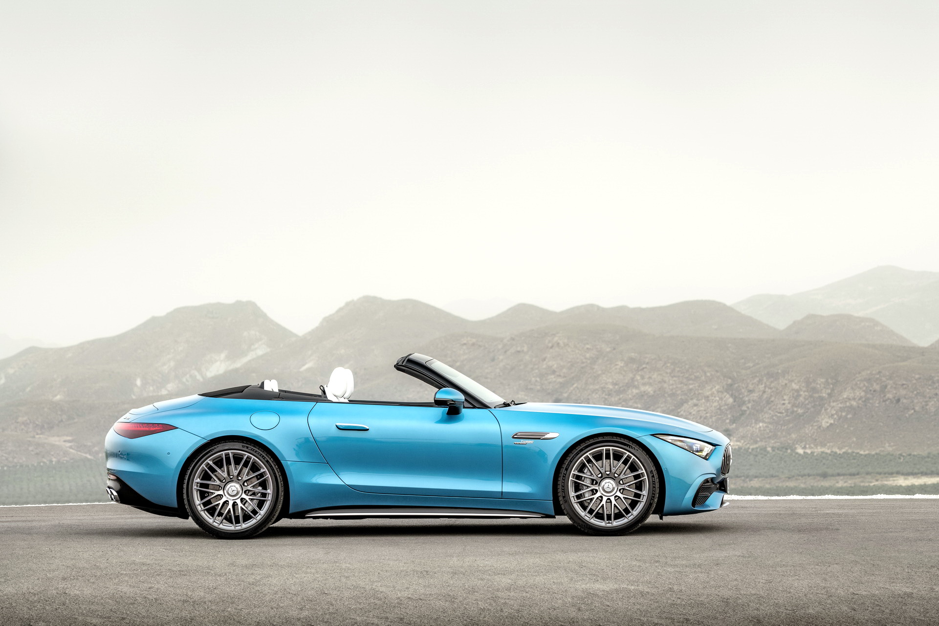 Download 2023 Mercedes-AMG SL 43 - Side HD Wallpaper 1921x1281 #28