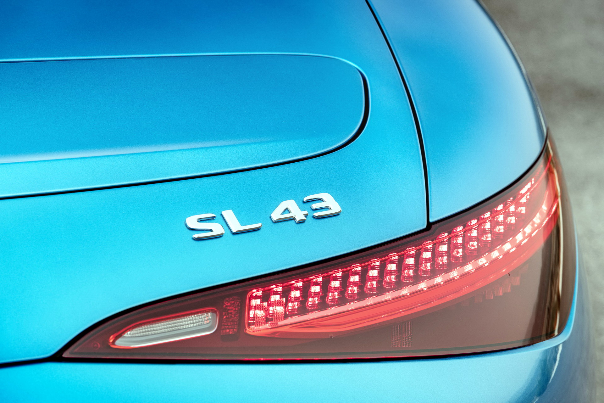 Download 2023 Mercedes-AMG SL 43 - Tail Light HD Wallpaper 1921x1281 #34