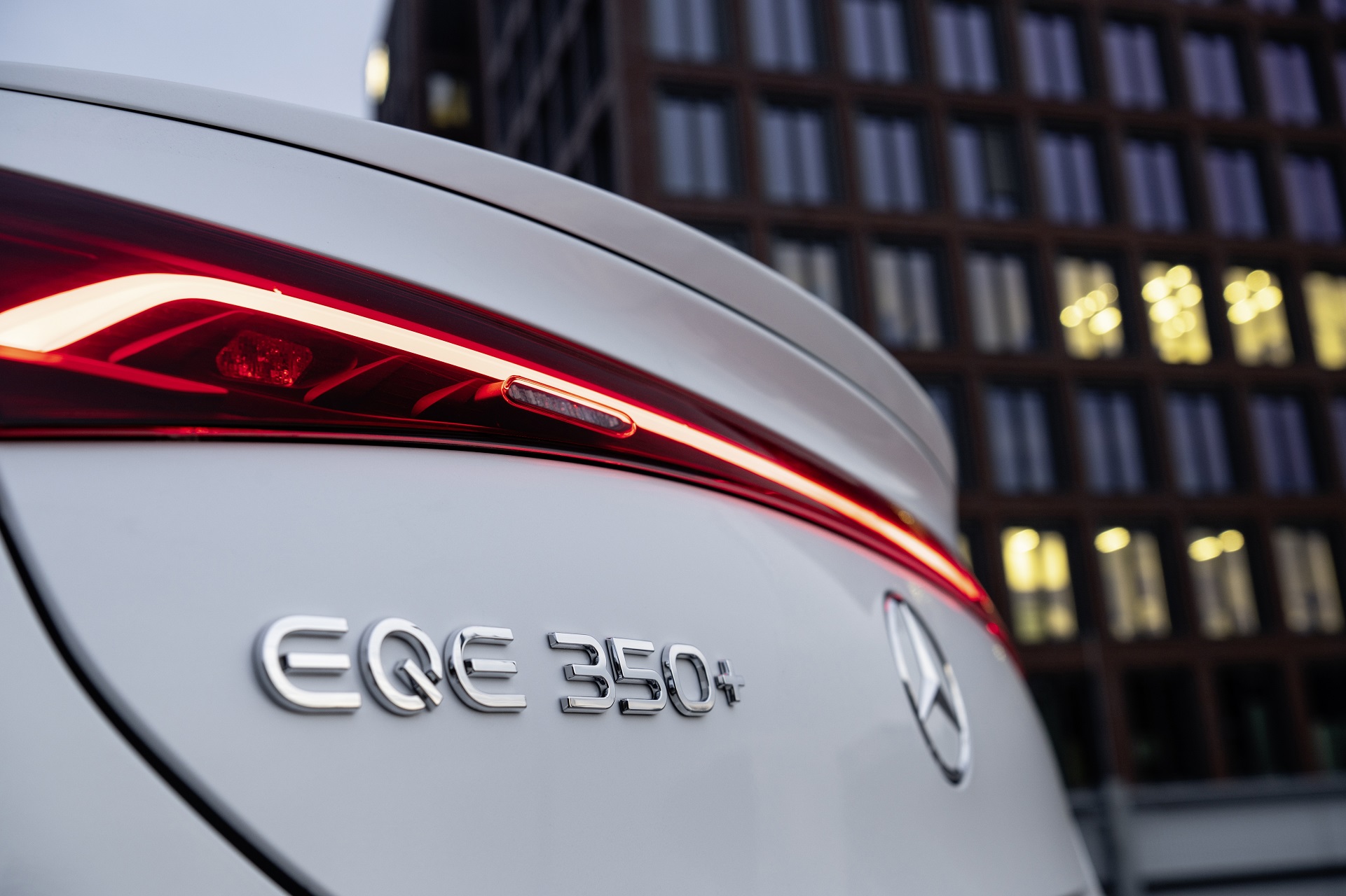 Download 2023 Mercedes-Benz EQE 350+ - Tail Light HD Wallpaper 1921x1280 #21