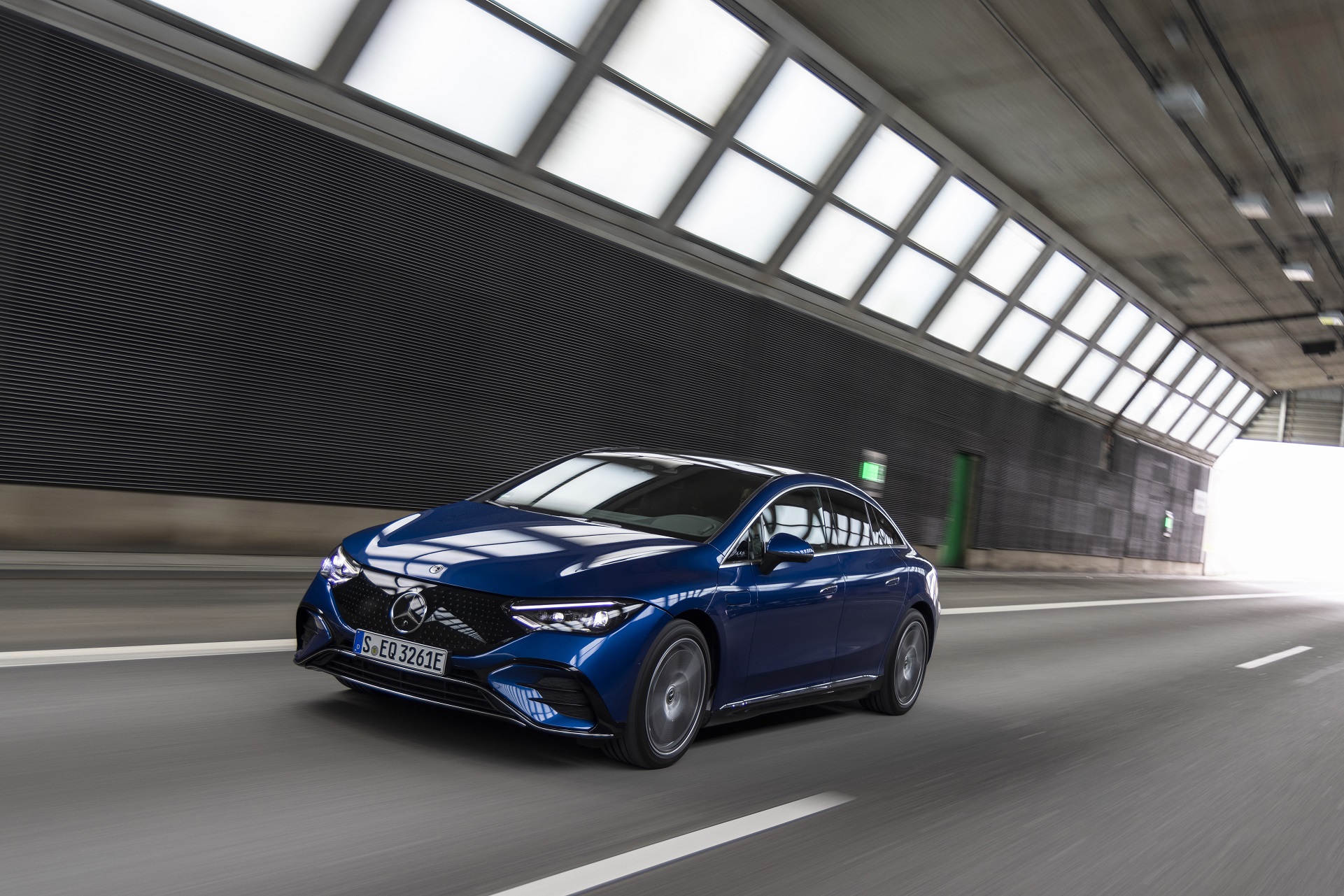 Download 2023 Mercedes-Benz EQE 500 4Matic - Front Three-Quarter HD Wallpaper 1921x1281 #6