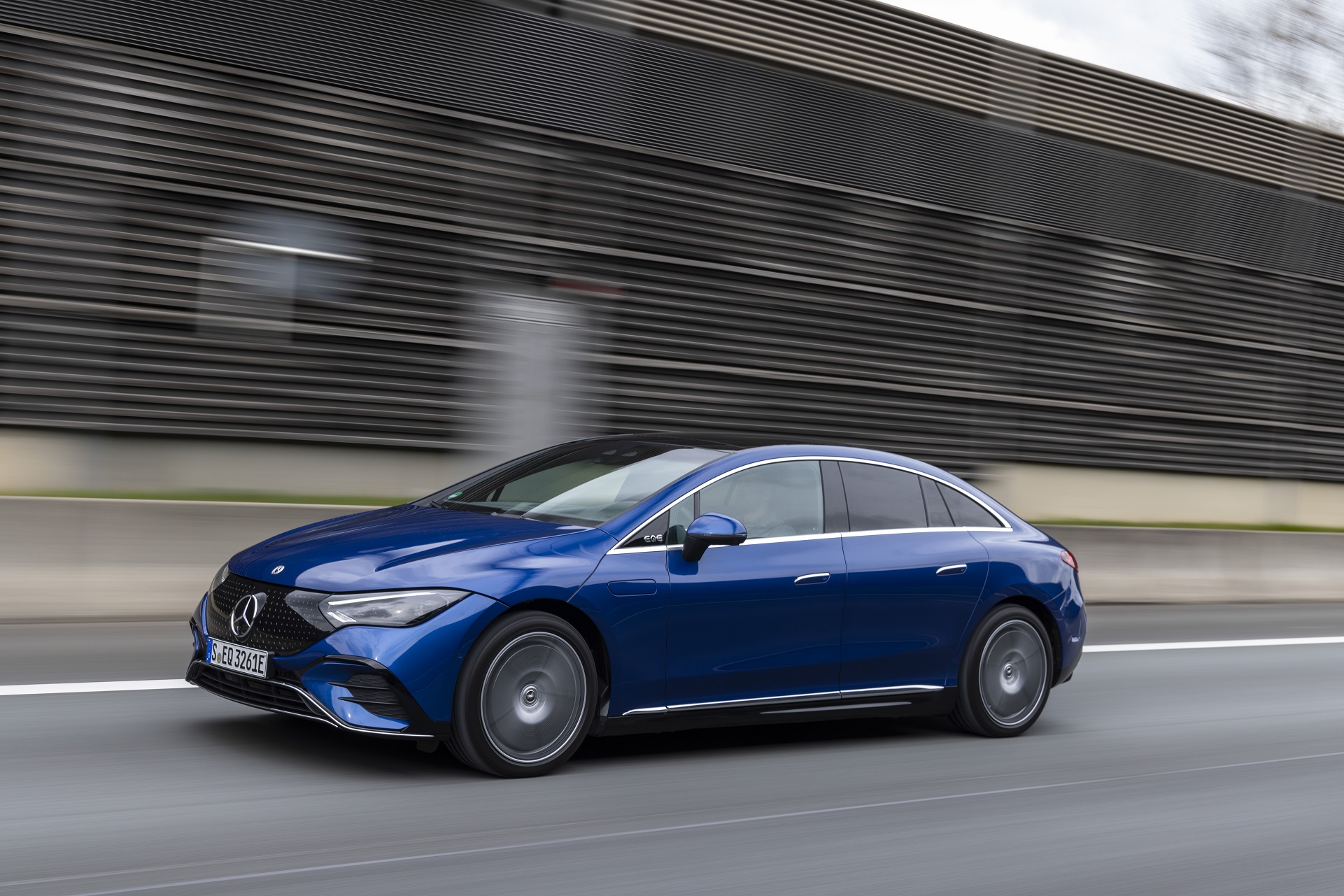 Download 2023 Mercedes-Benz EQE 500 4Matic - Front Three-Quarter HD Wallpaper 1921x1281 #2