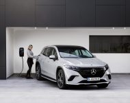 2023 Mercedes-Benz EQS SUV - Charging Wallpaper 190x150