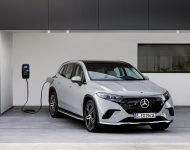 2023 Mercedes-Benz EQS SUV - Charging Wallpaper 190x150