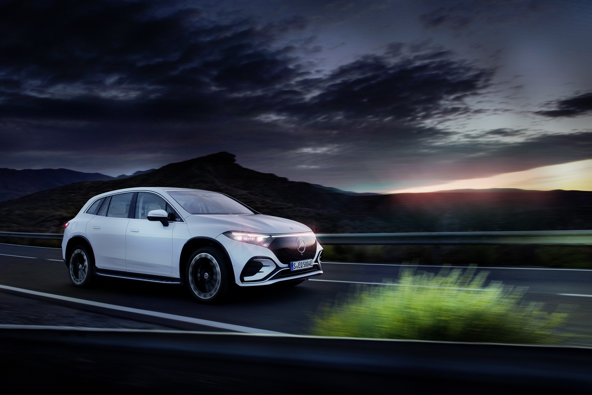 Download 2023 Mercedes-Benz EQS SUV - Front Three-Quarter HD Wallpaper 1921x1281 #20