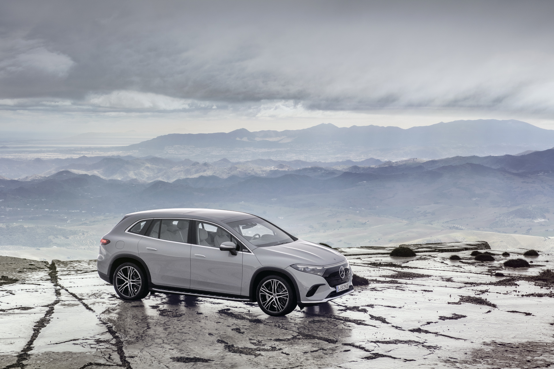 Download 2023 Mercedes-Benz EQS SUV - Front Three-Quarter HD Wallpaper 1921x1281 #35