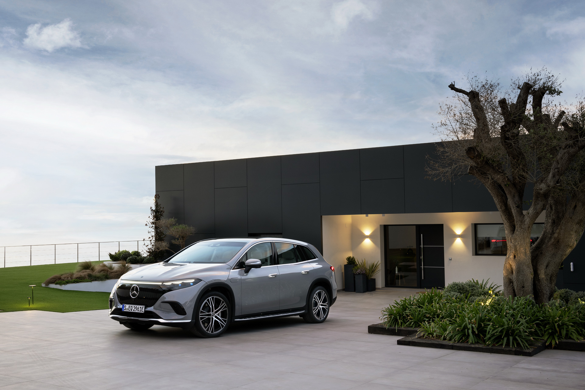 Download 2023 Mercedes-Benz EQS SUV - Front Three-Quarter HD Wallpaper 1921x1281 #30