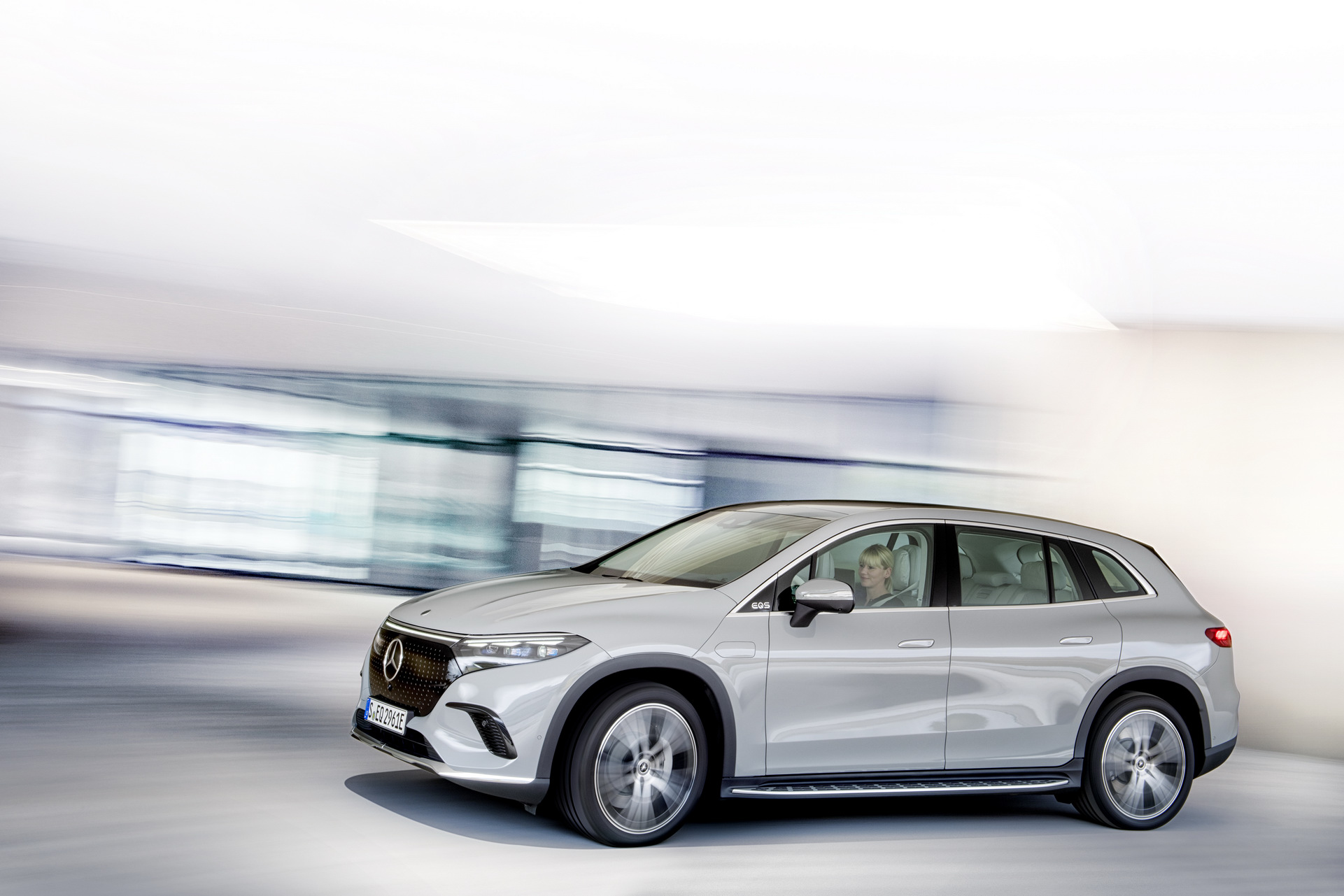 Download 2023 Mercedes-Benz EQS SUV - Front Three-Quarter HD Wallpaper 1921x1281 #24