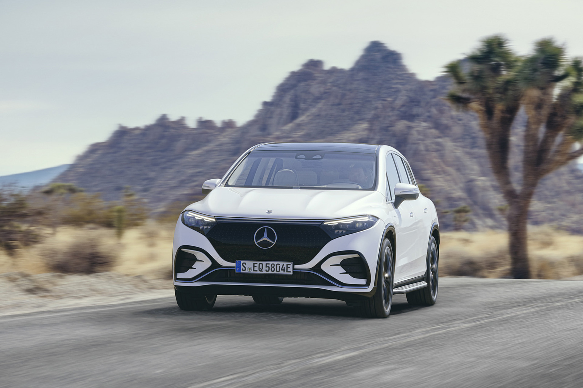 Download 2023 Mercedes-Benz EQS SUV - Front HD Wallpaper 1921x1280 #10