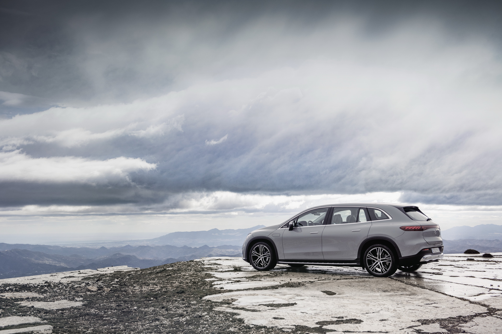 Download 2023 Mercedes-Benz EQS SUV - Rear Three-Quarter HD Wallpaper 1921x1281 #38