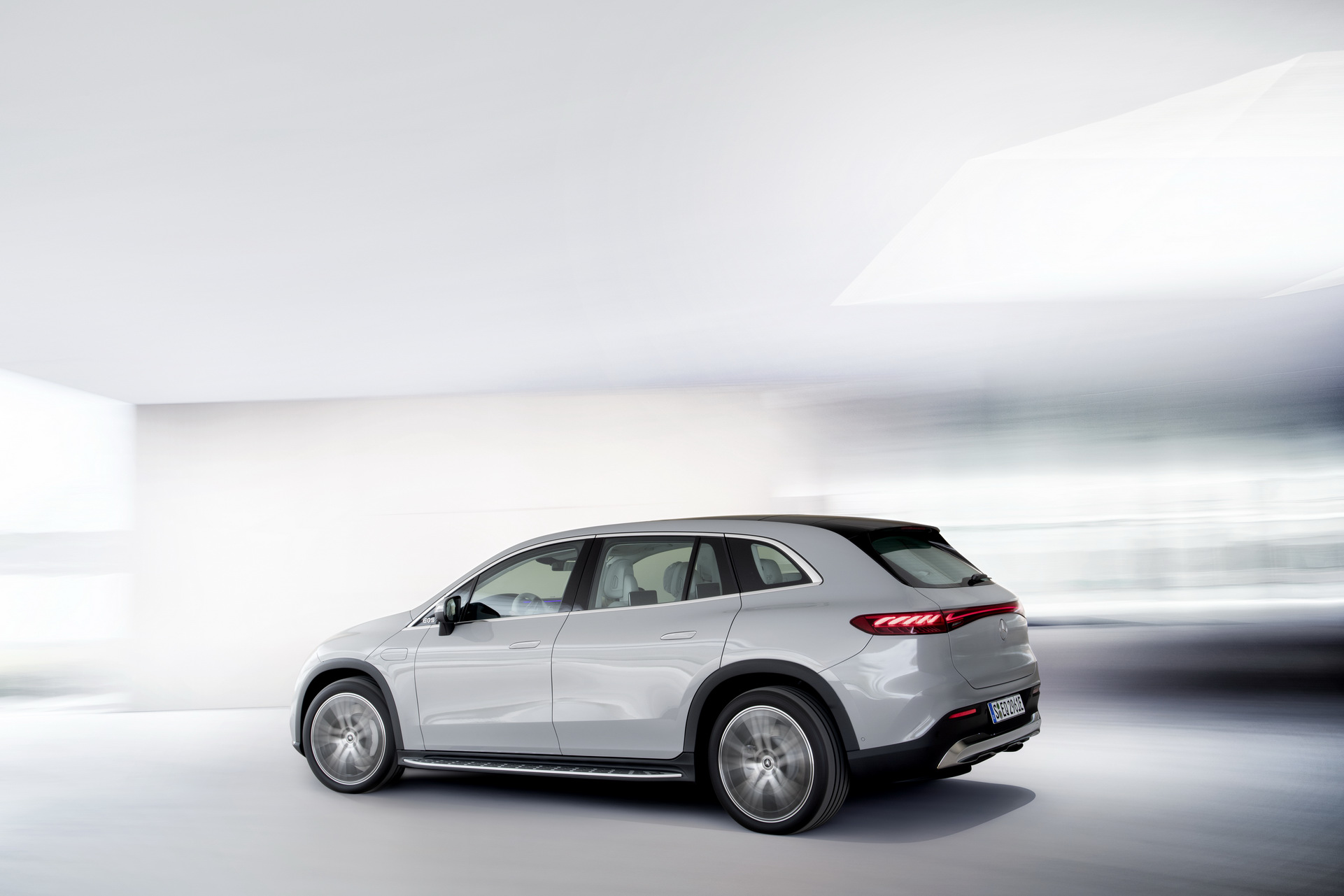 Download 2023 Mercedes-Benz EQS SUV - Rear Three-Quarter HD Wallpaper 1921x1281 #25