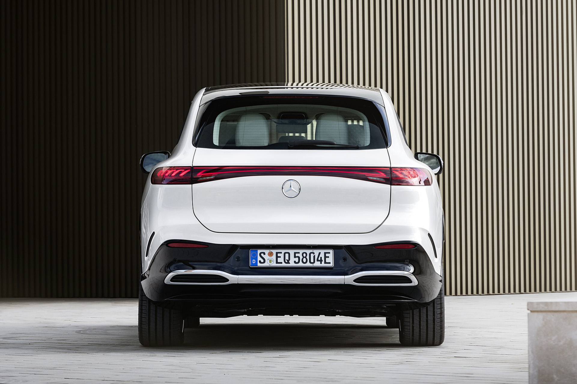 Download 2023 Mercedes-Benz EQS SUV - Rear HD Wallpaper 1921x1280 #43