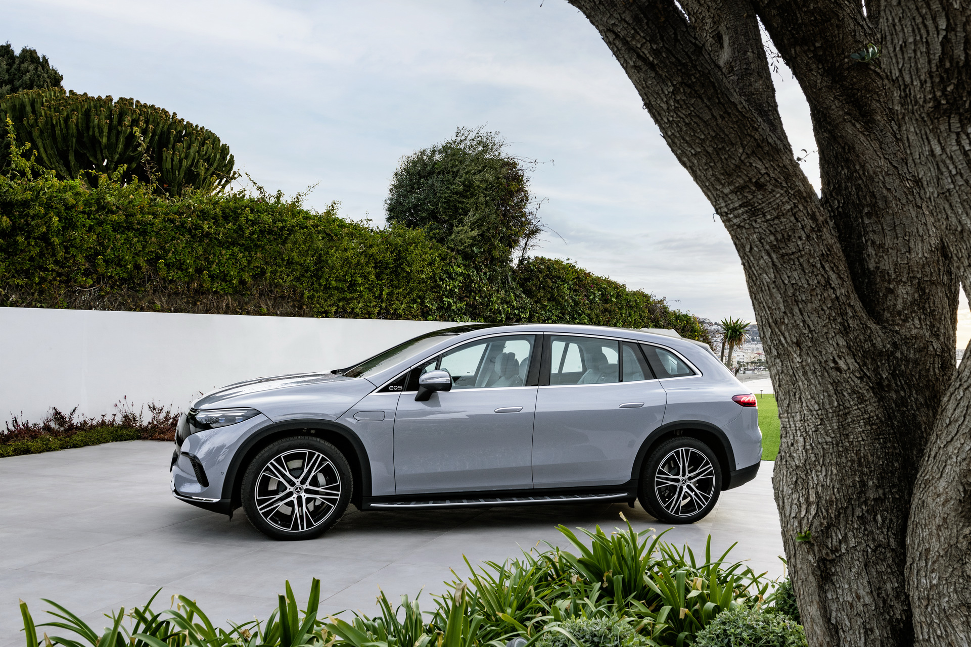 Download 2023 Mercedes-Benz EQS SUV - Side HD Wallpaper 1921x1281 #28